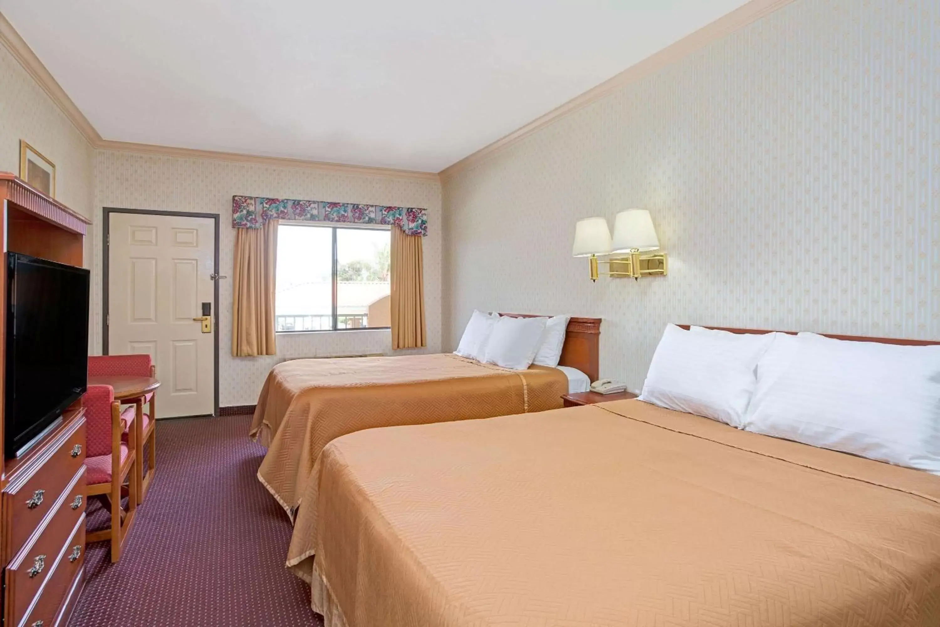 Photo of the whole room, Bed in Travelodge by Wyndham Lynwood