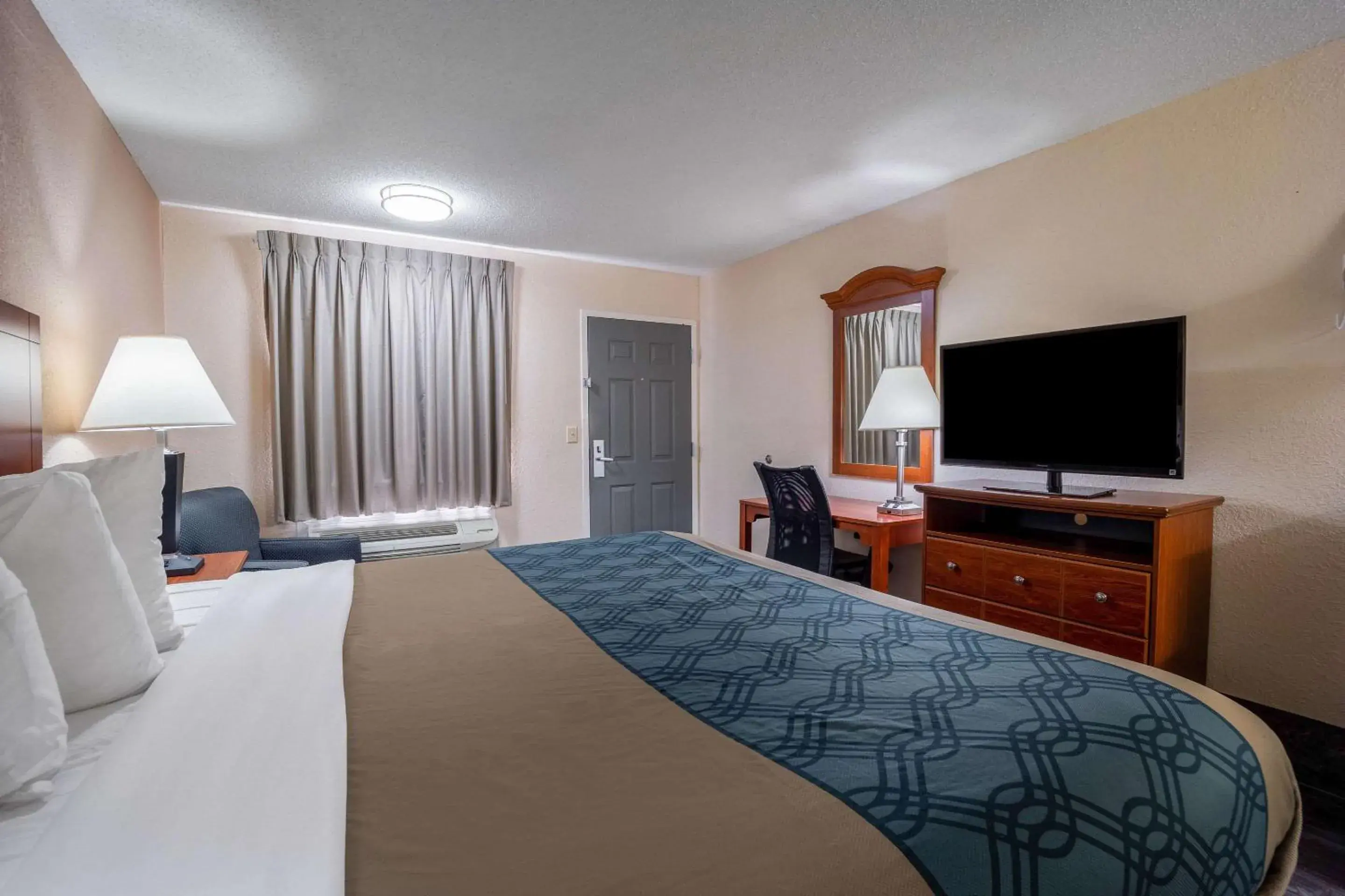 Photo of the whole room, Bed in Econo Lodge Inn & Suites Cayce