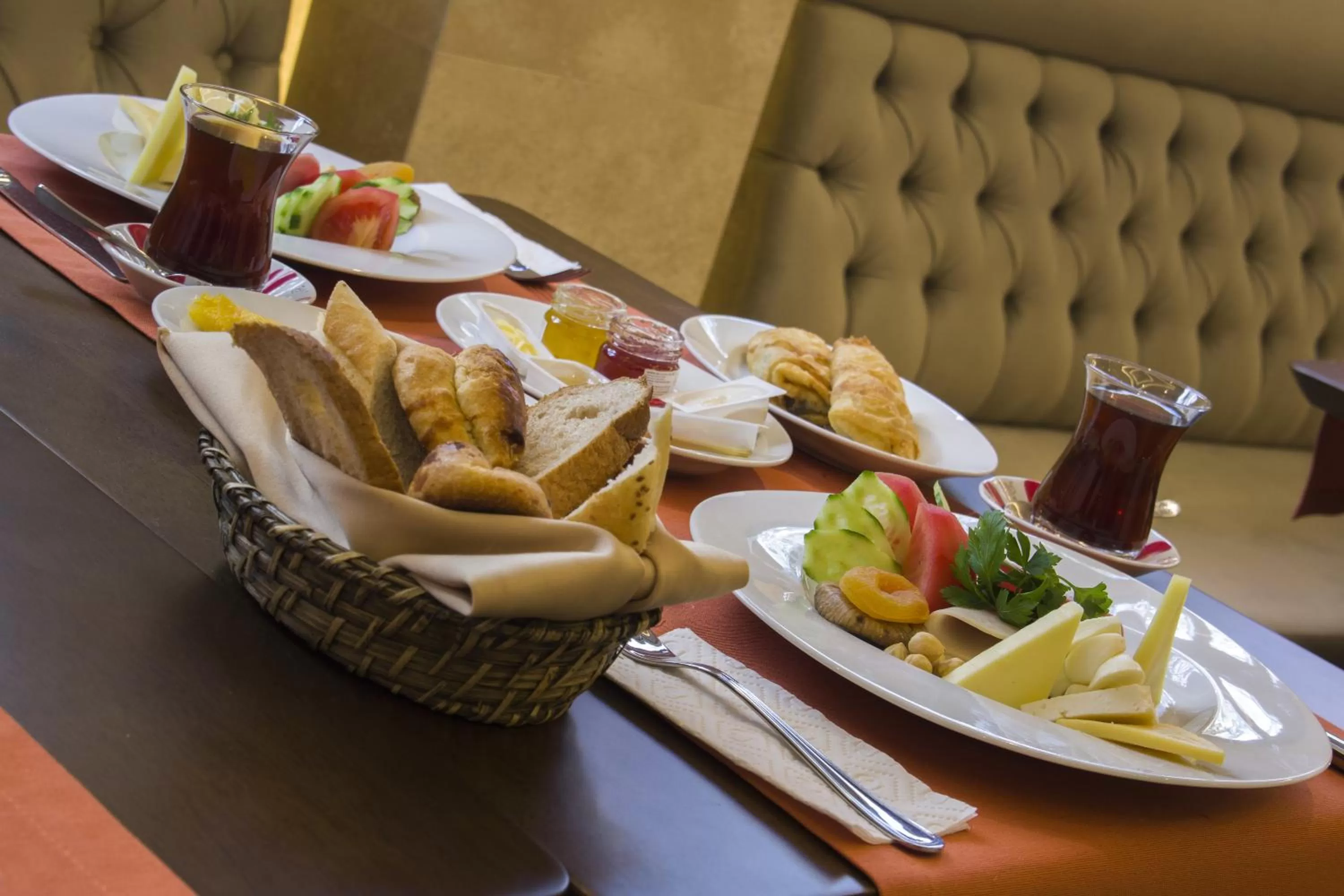 Restaurant/places to eat in Peyk Hotel Oldcity