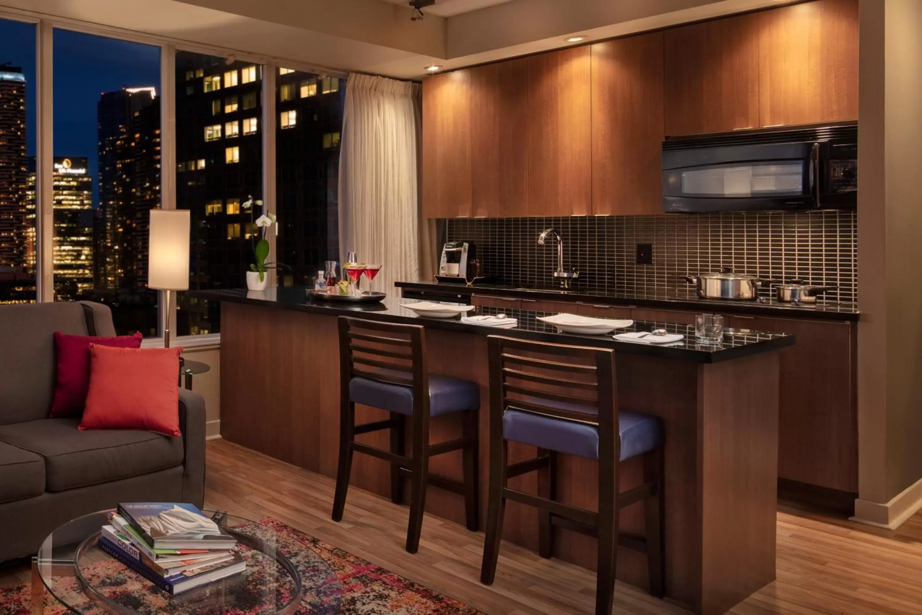 Kitchen or kitchenette, Kitchen/Kitchenette in Executive Hotel Cosmopolitan Toronto