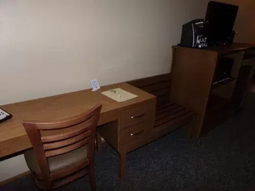 Bedroom, TV/Entertainment Center in Cowlitz River Lodge