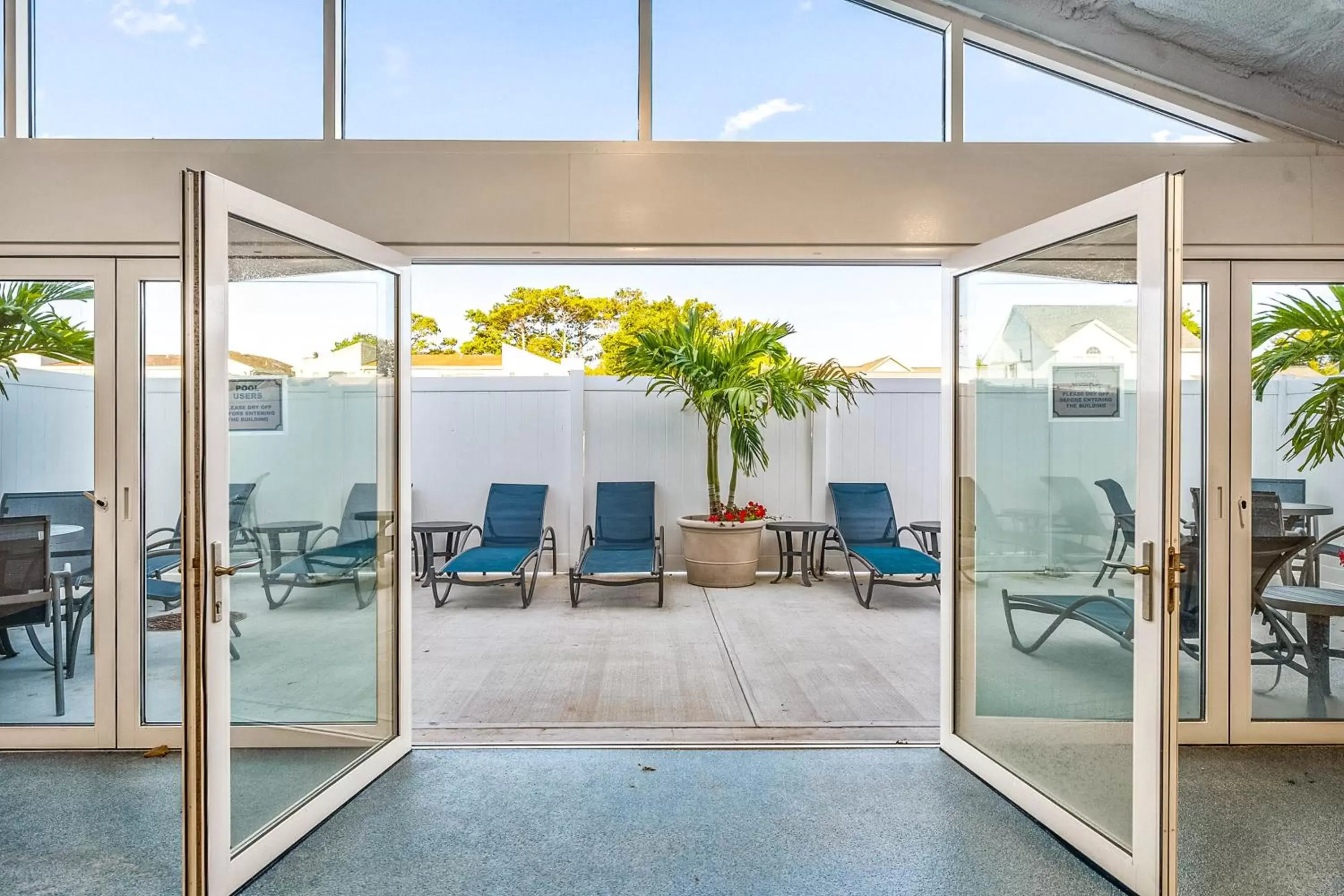 Swimming pool, Balcony/Terrace in Fenwick Inn