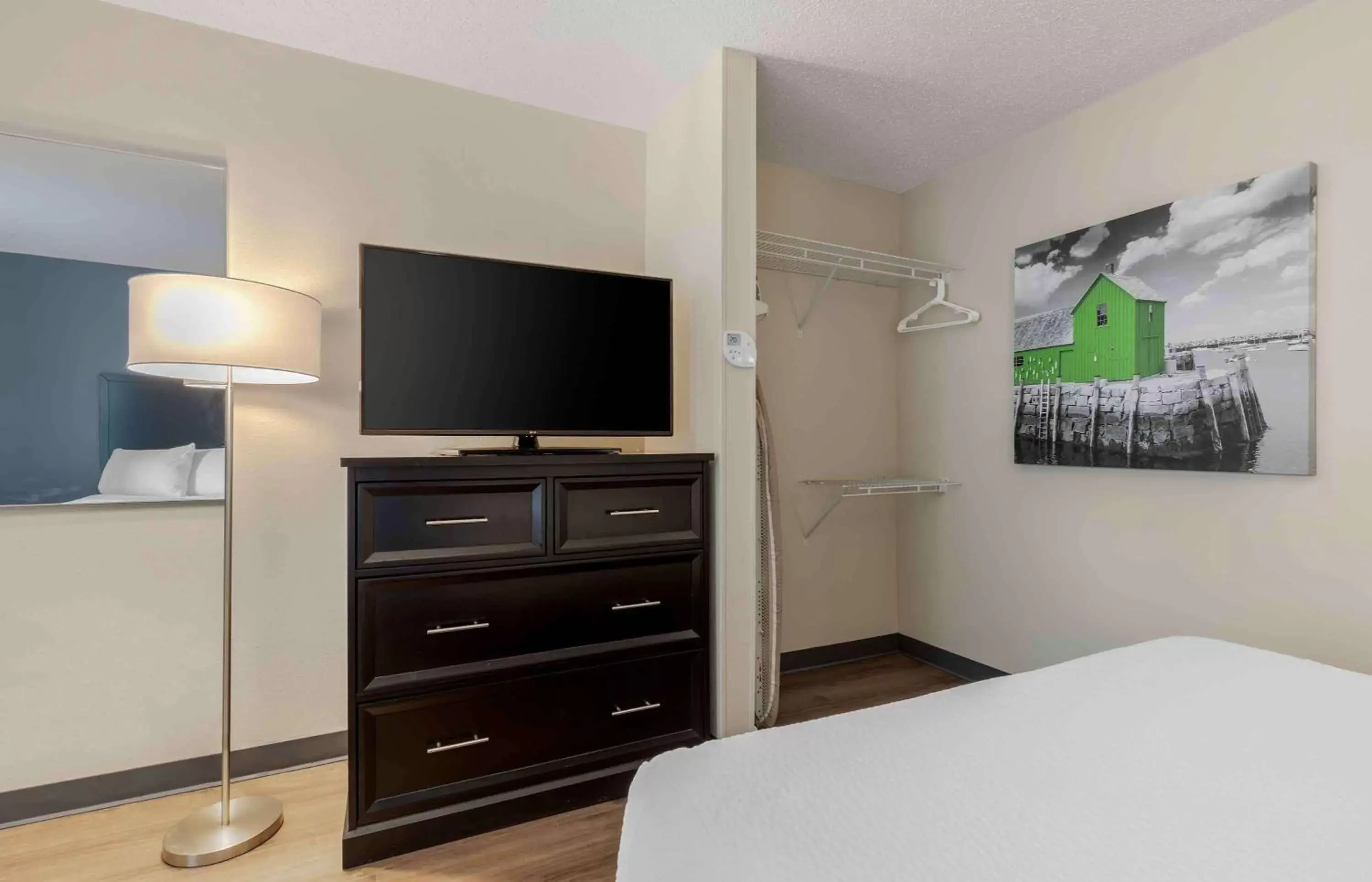 Bedroom, TV/Entertainment Center in Extended Stay America Suites - Dallas - Coit Road