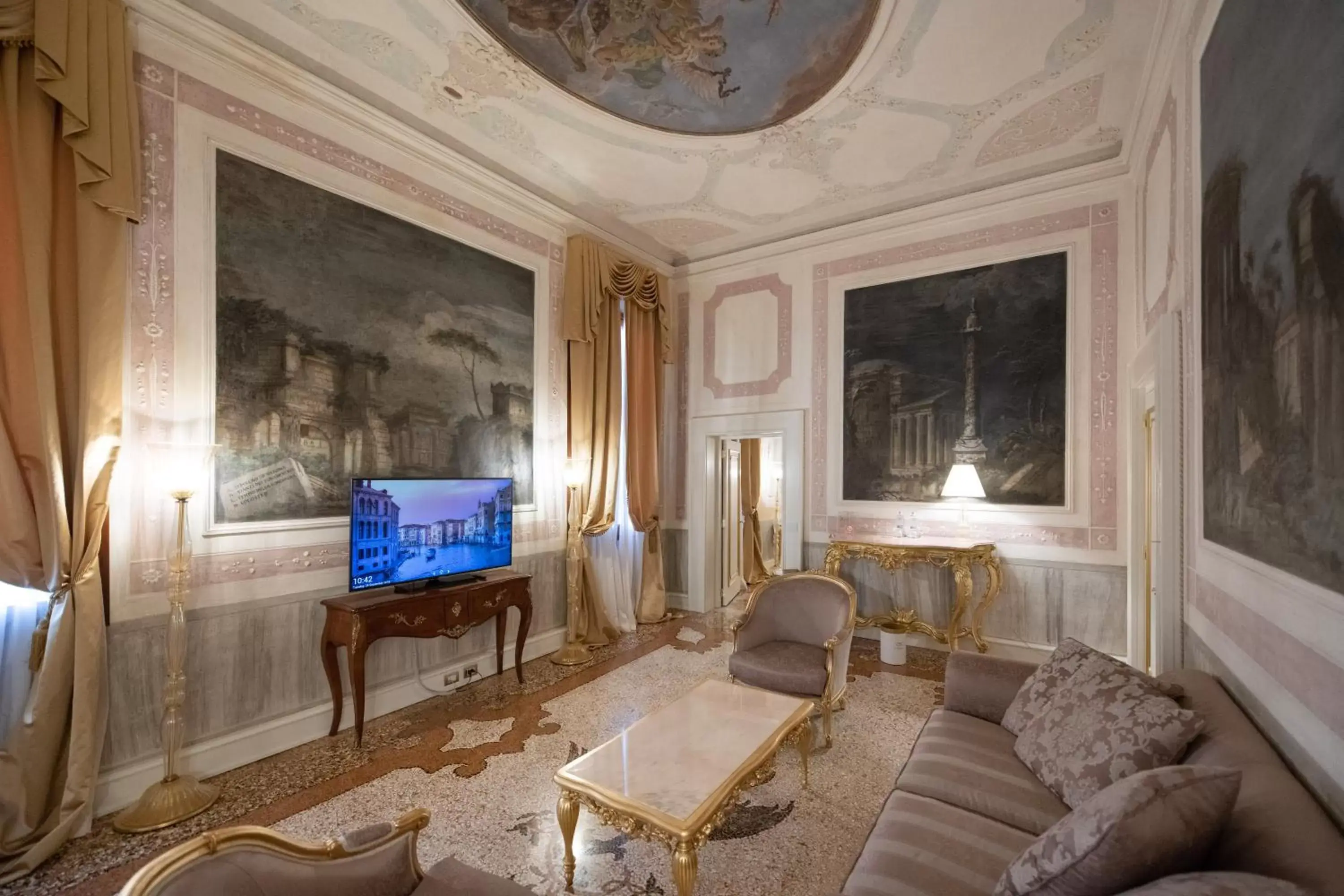 TV and multimedia, Seating Area in Ca' Bonfadini Historic Experience