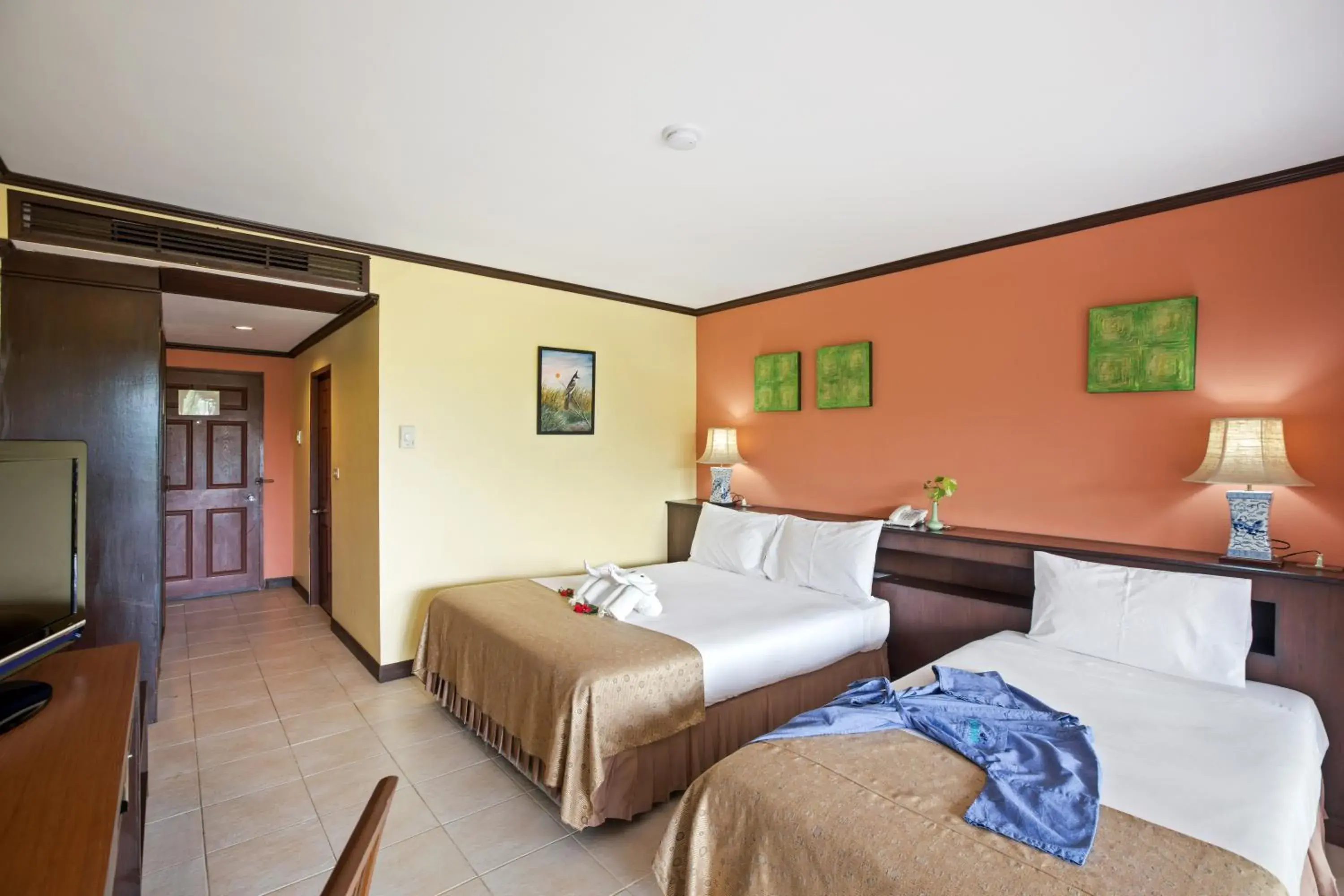 Bed in Pinnacle Samui Resort SHA Plus