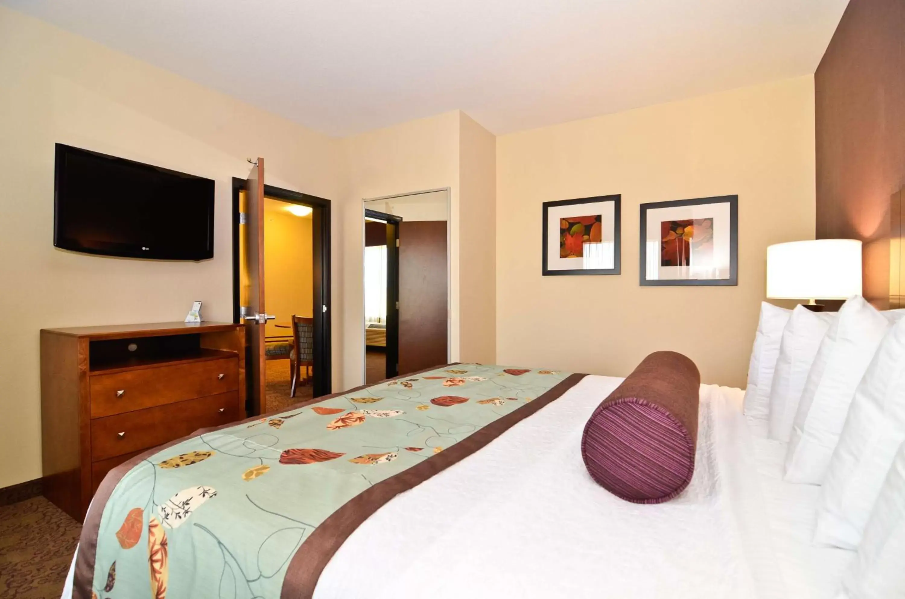 One-Bedroom King Suite - Non-Smoking in Best Western Plus Carousel Inn & Suites Burlington One-Bedroom King Suite - Non-Smoking in Best Western Plus Carousel Inn & Suites Burlington