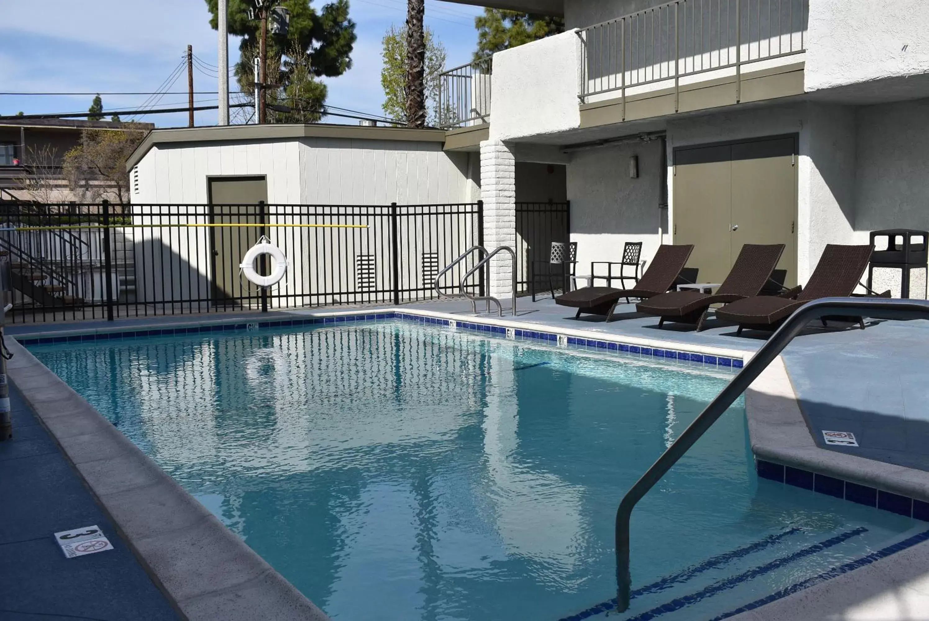 Swimming pool in Signature Anaheim Maingate Swimming pool in Signature Anaheim Maingate