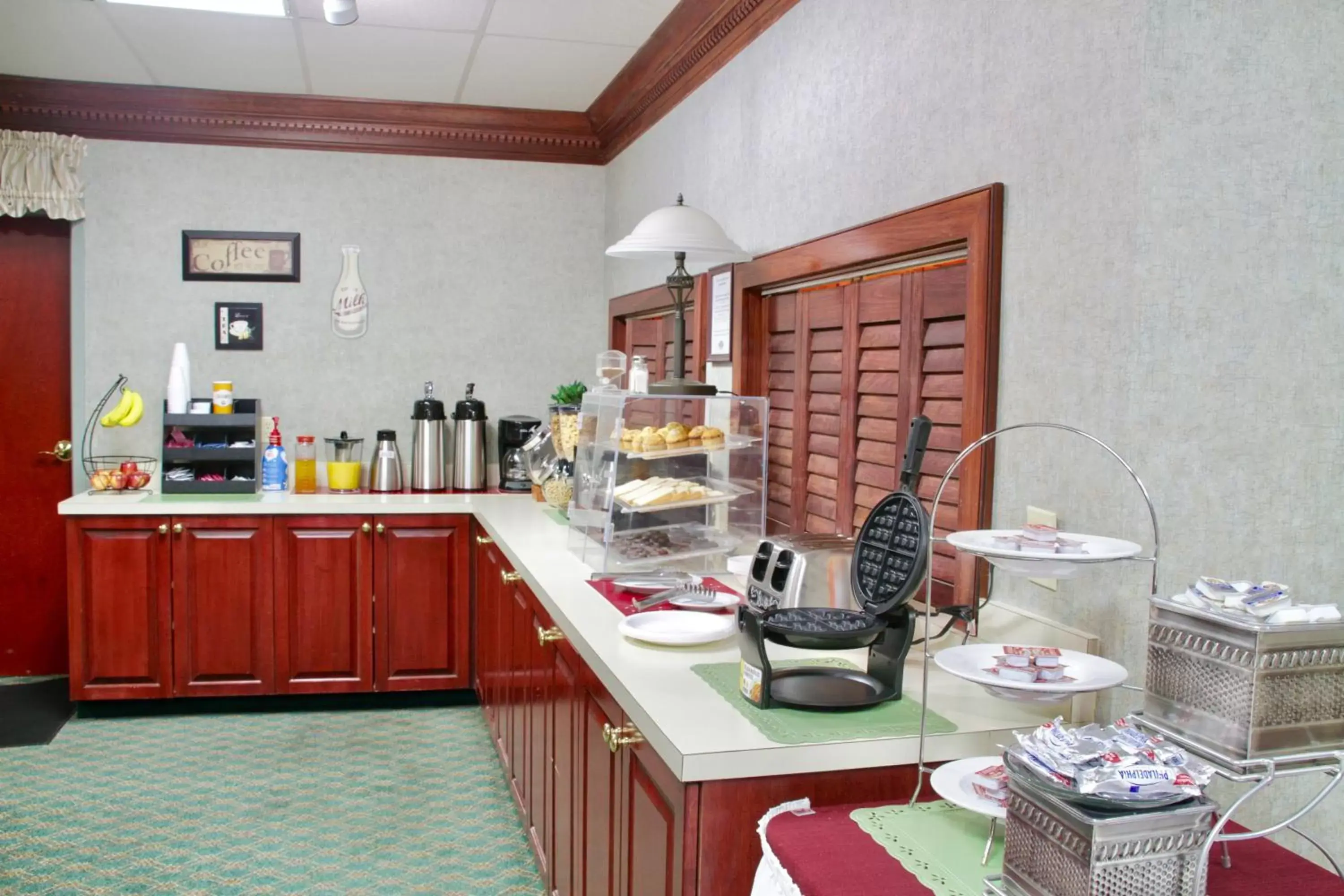 Continental breakfast, Restaurant/Places to Eat in Grand Vista Hotel & Suites