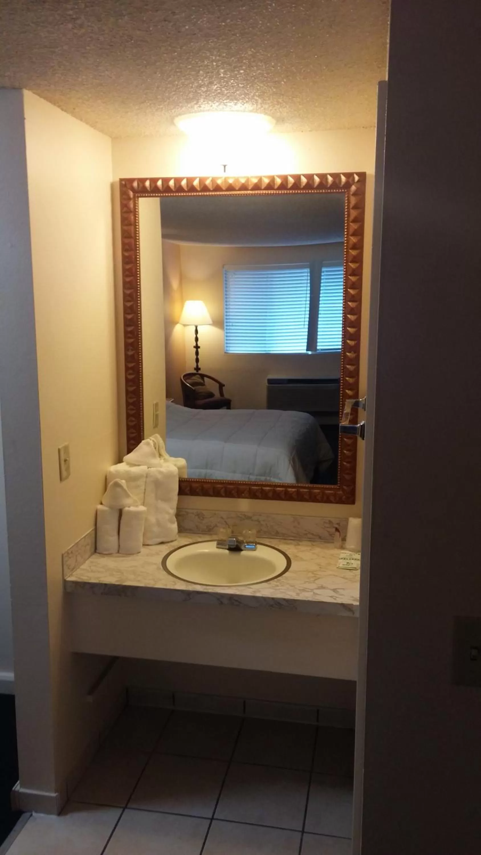 Bathroom in Grays Harbor Inn & Suites