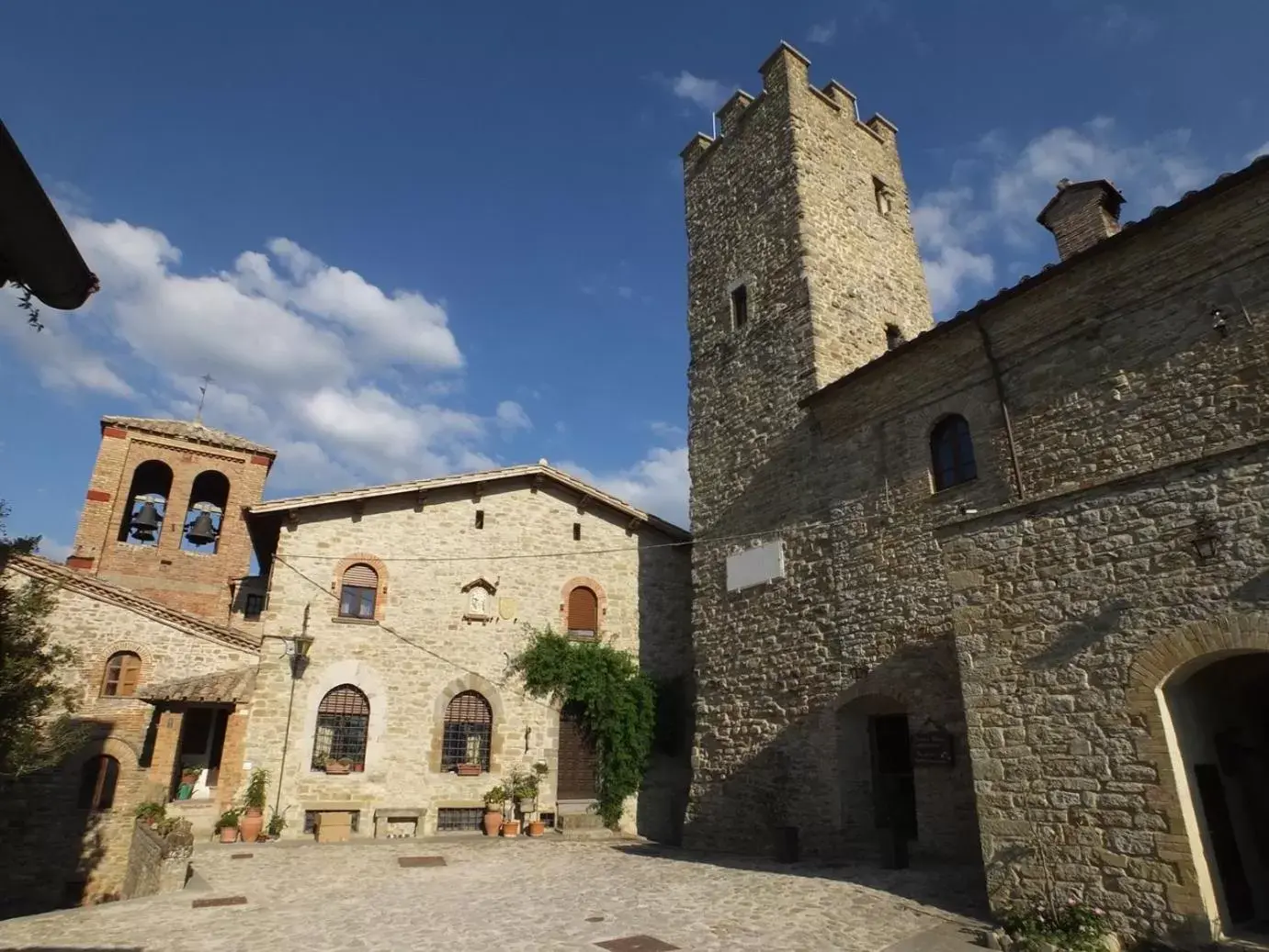 Property Building in Castello Di Giomici