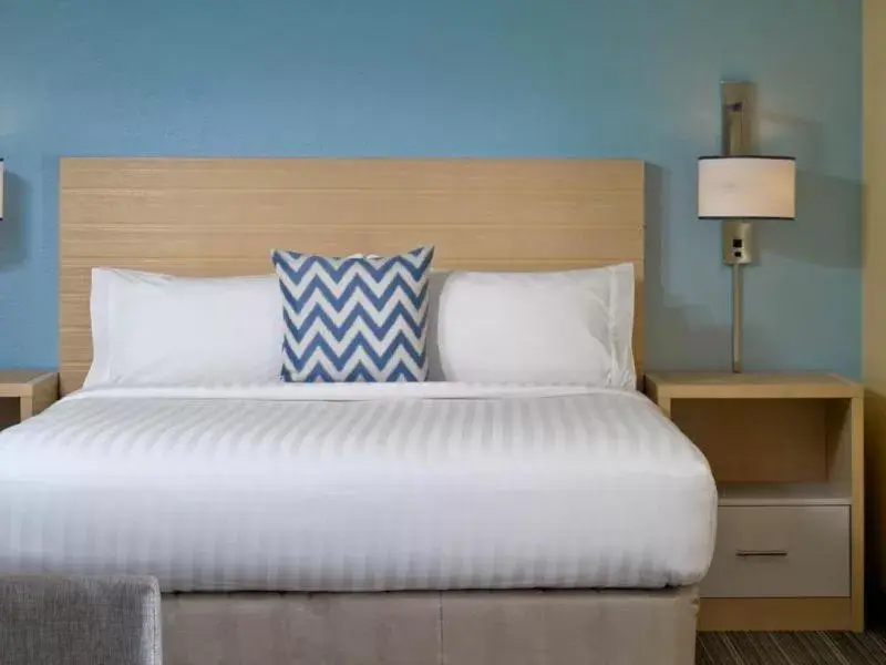 Bed in Sonesta ES Suites Omaha