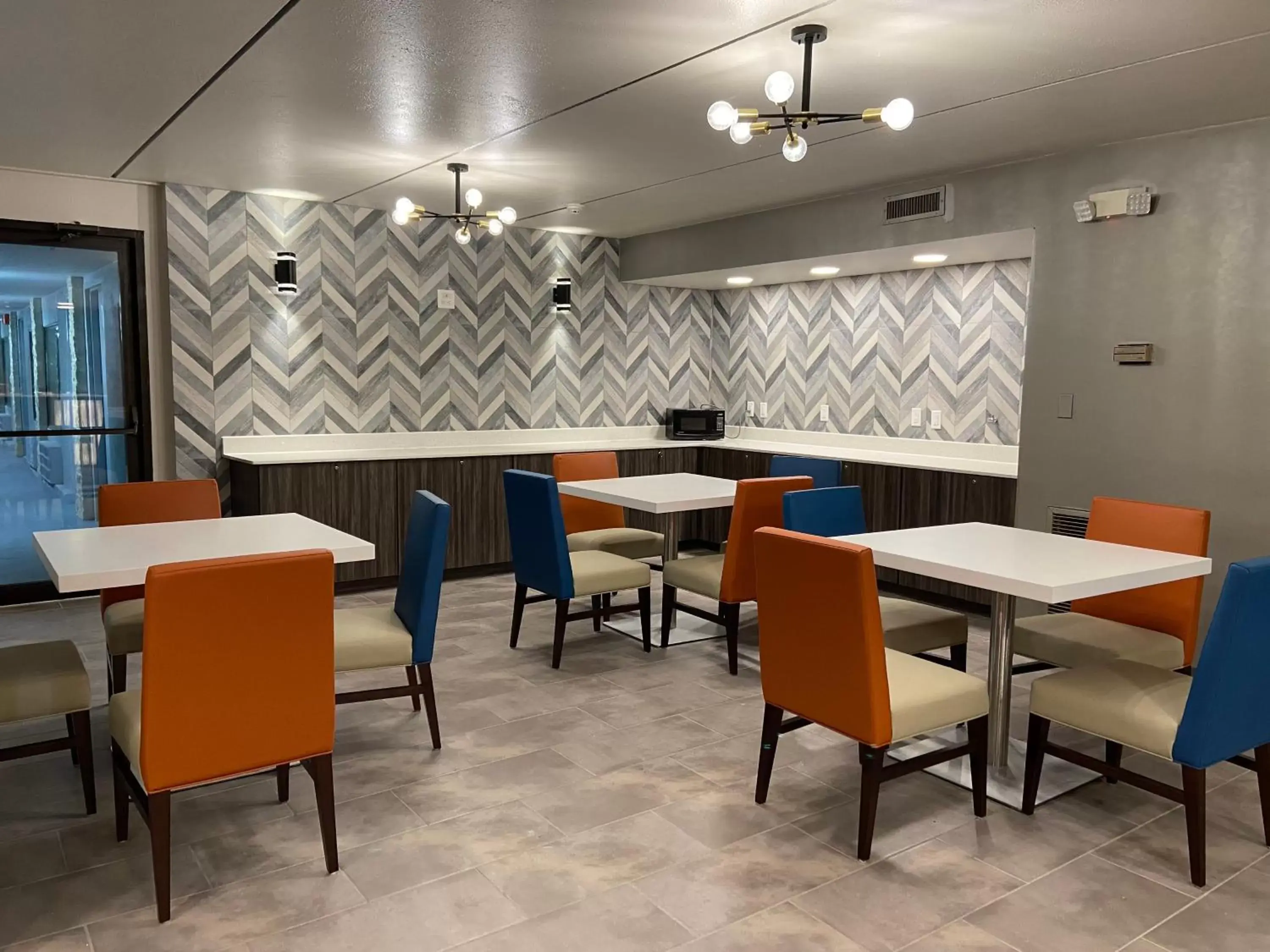 Seating area, Restaurant/Places to Eat in Baymont by Wyndham Pine Grove