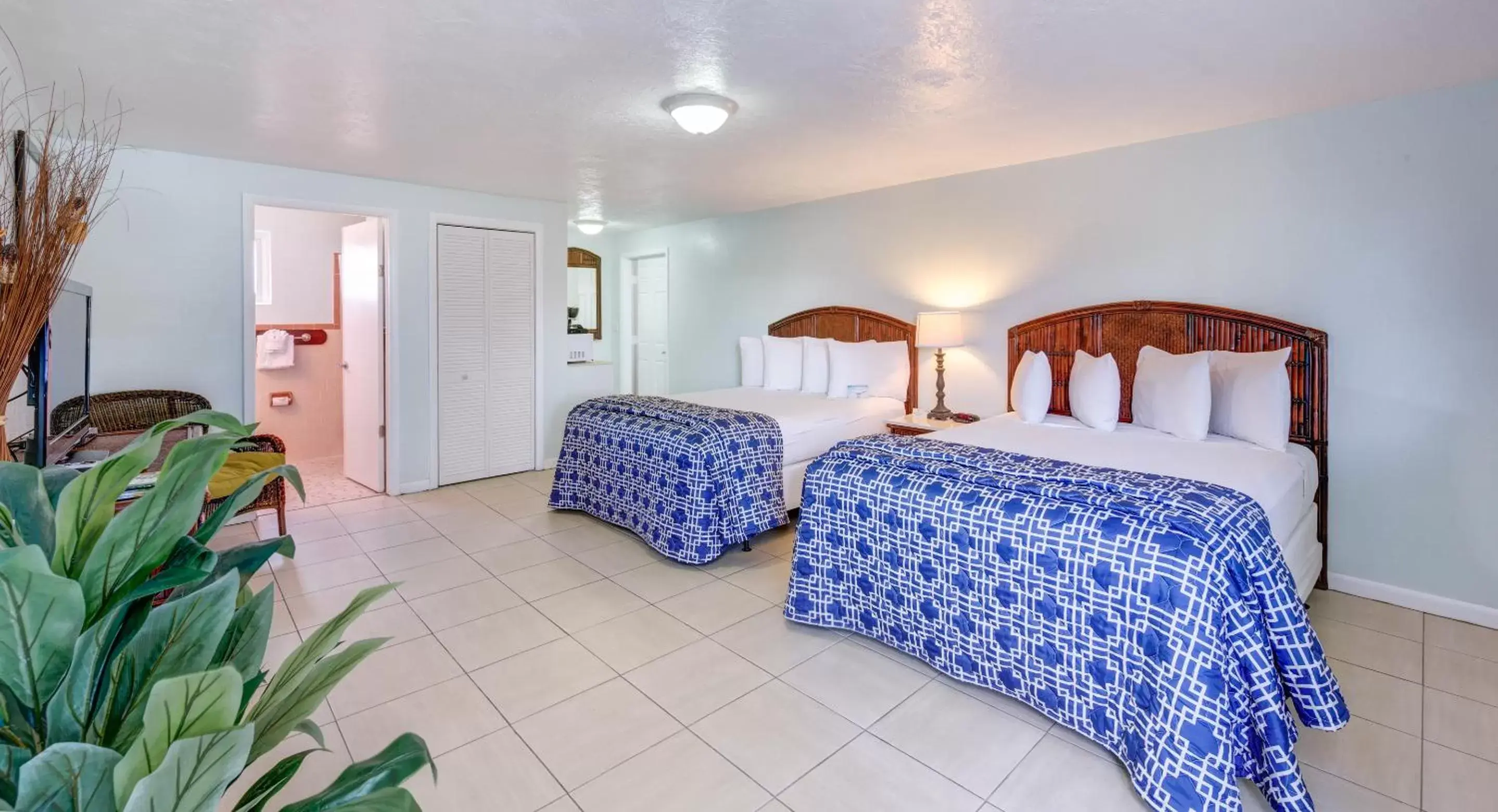 Bedroom, Bed in Creekside Inn Islamorada