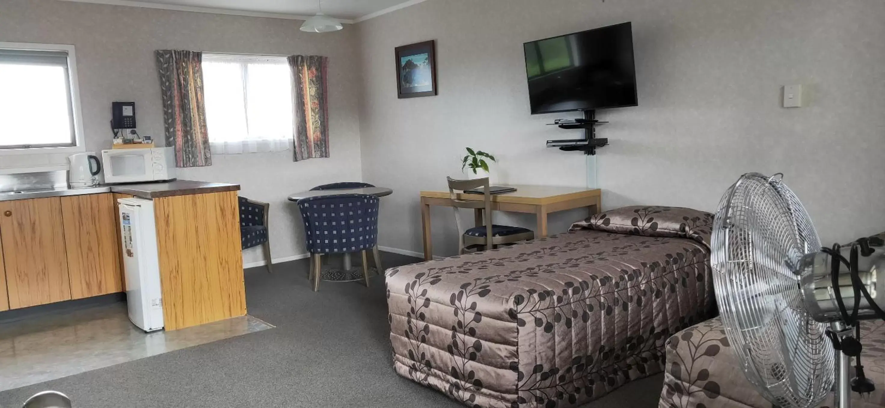 Photo of the whole room, TV/Entertainment Center in Cypress Court Motel