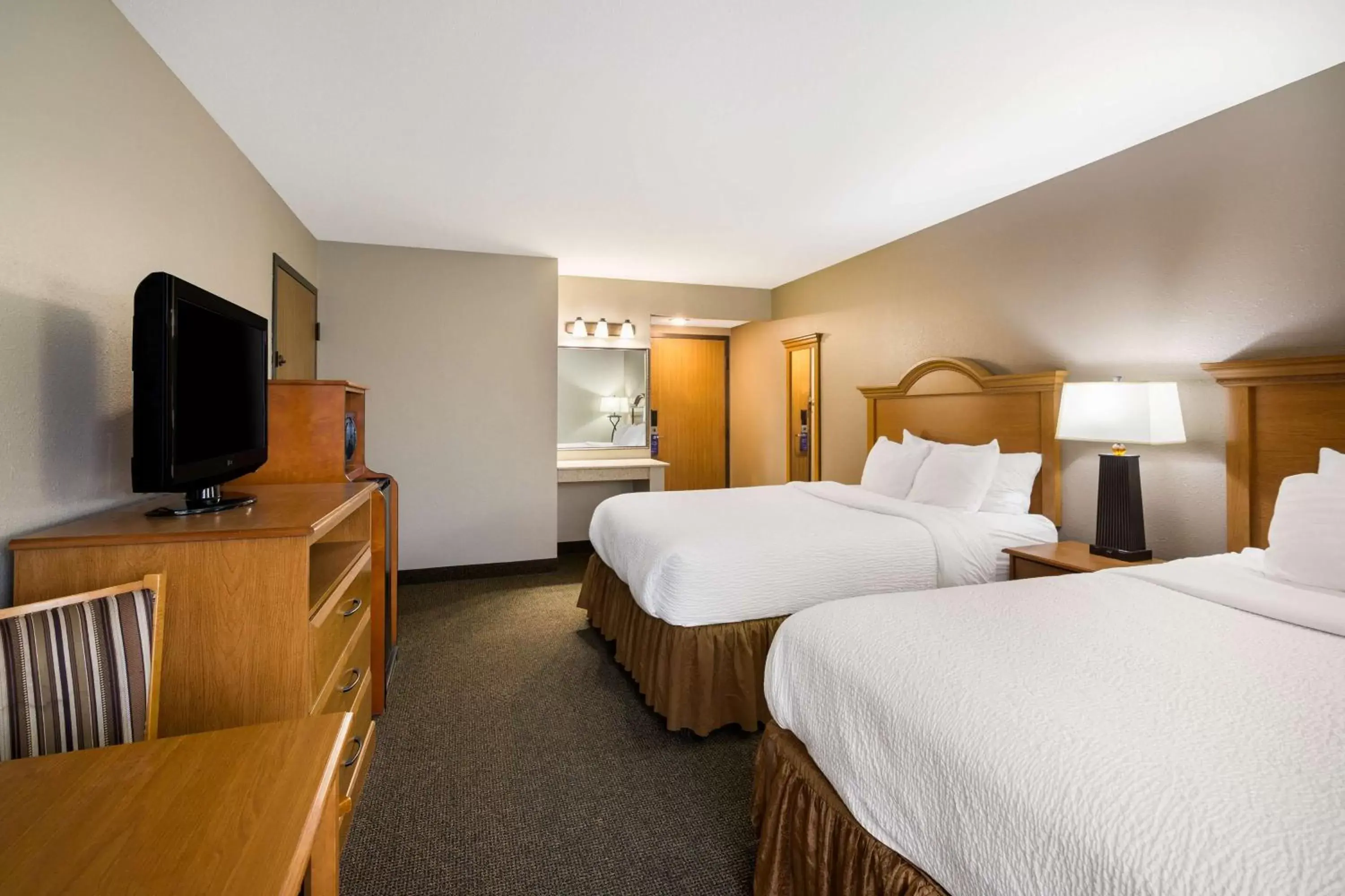 Bedroom, TV/Entertainment Center in Revel Hotel Minot - SureStay Collection by Best Western