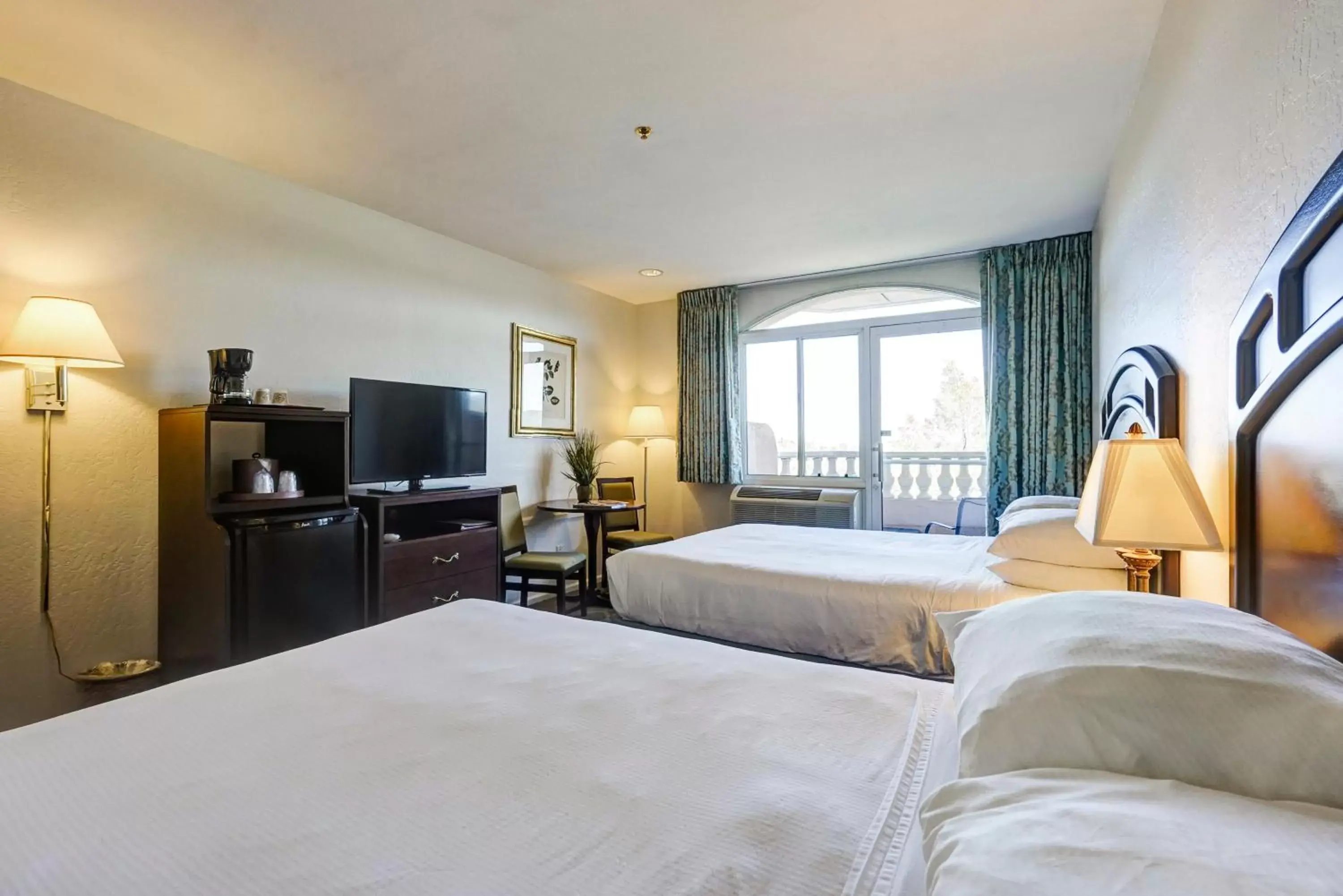 Bedroom, TV/Entertainment Center in Forest Villas Hotel