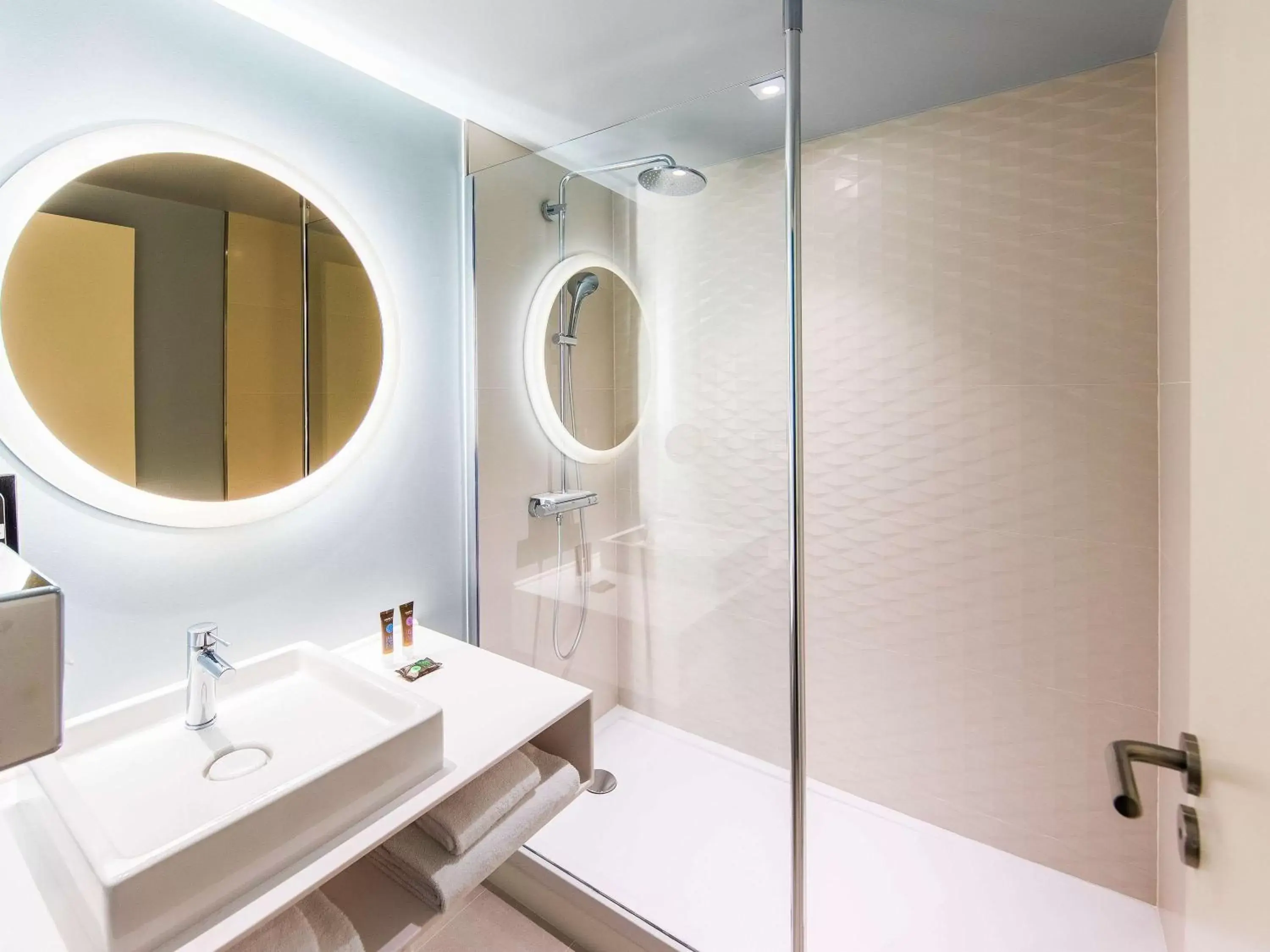 Photo of the whole room, Bathroom in Novotel Monte-Carlo
