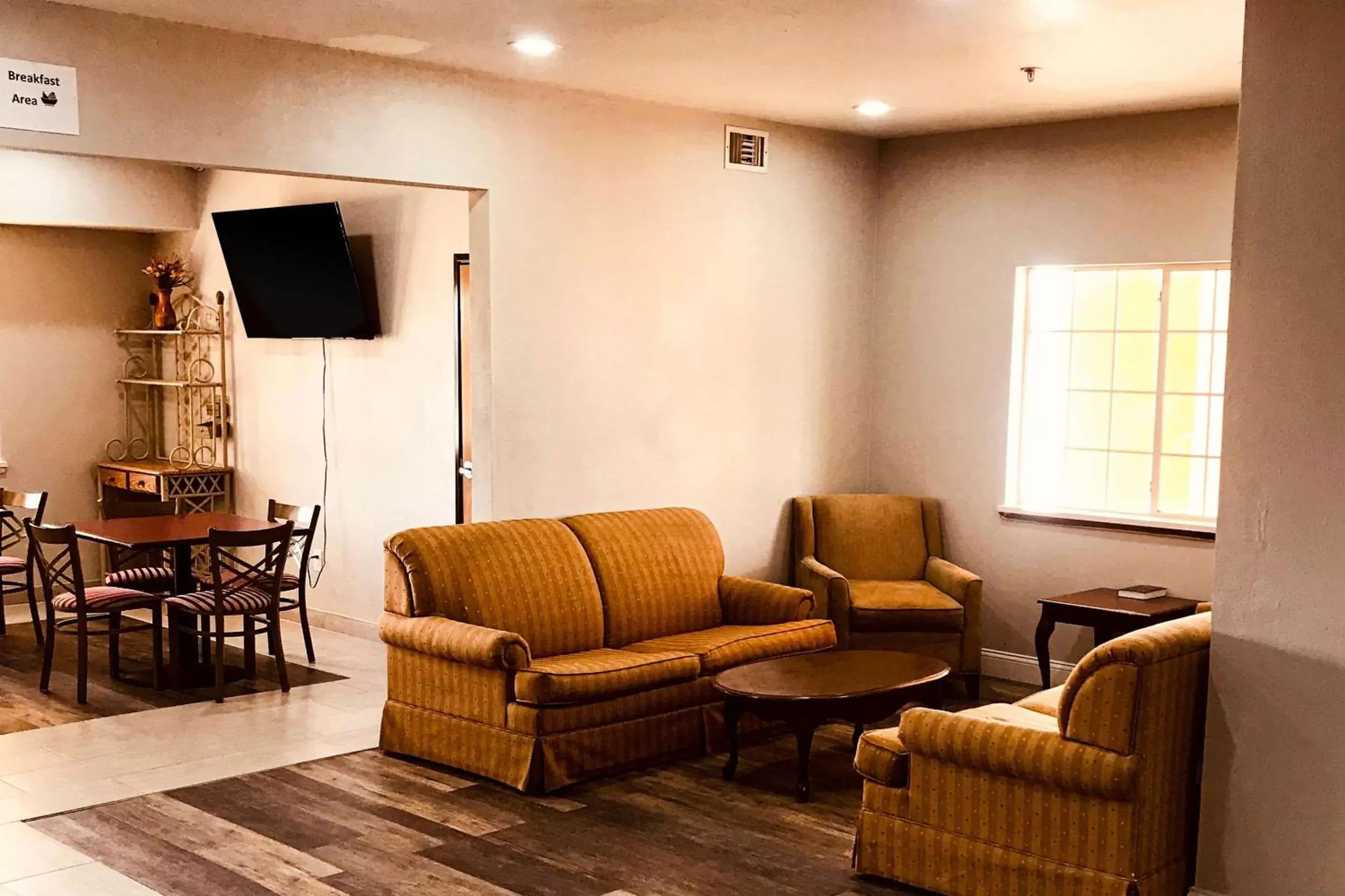 Lobby or reception, Seating Area in Rodeway Inn