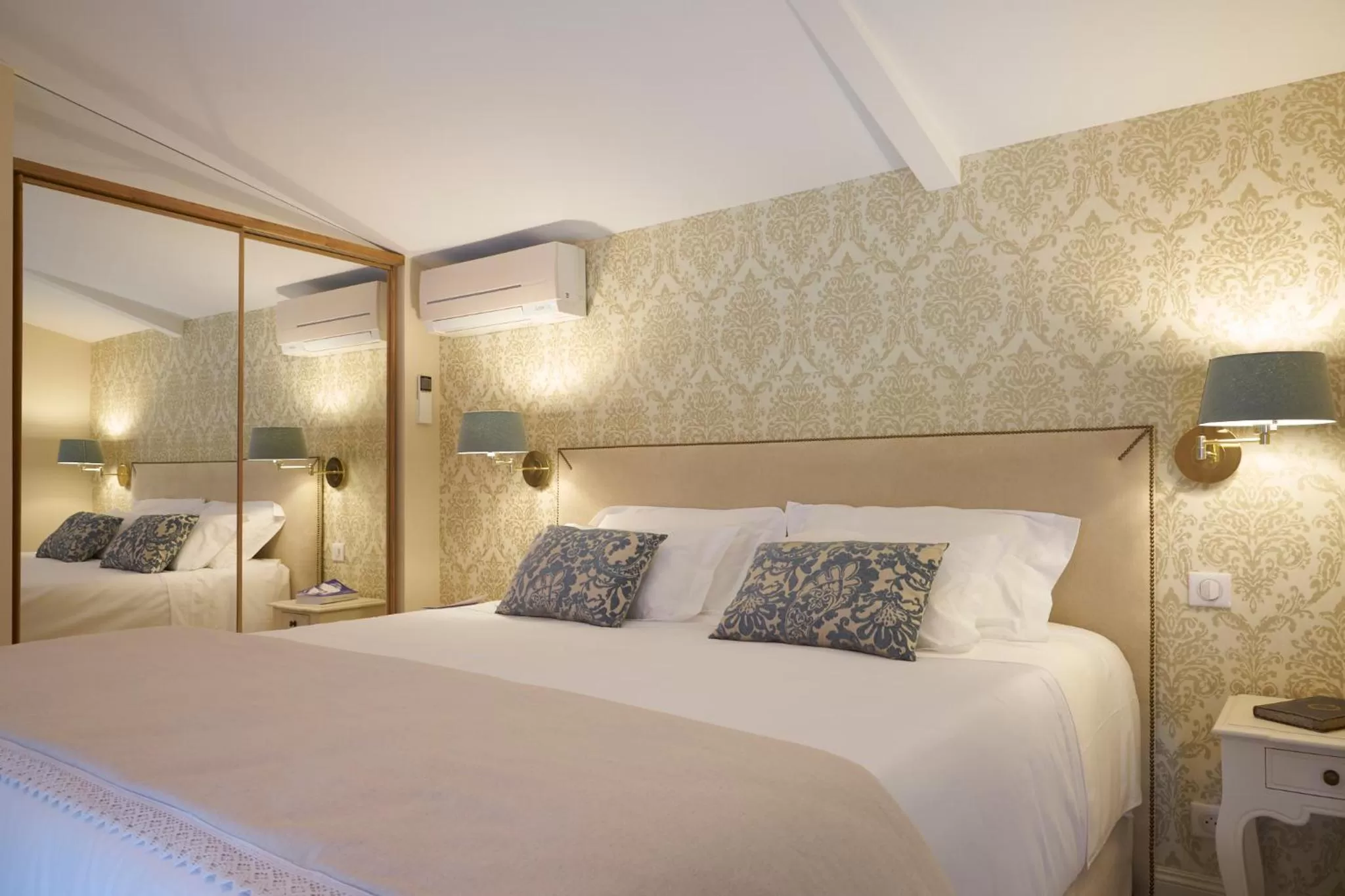 King Suite in Chateau Pont Saint-Martin