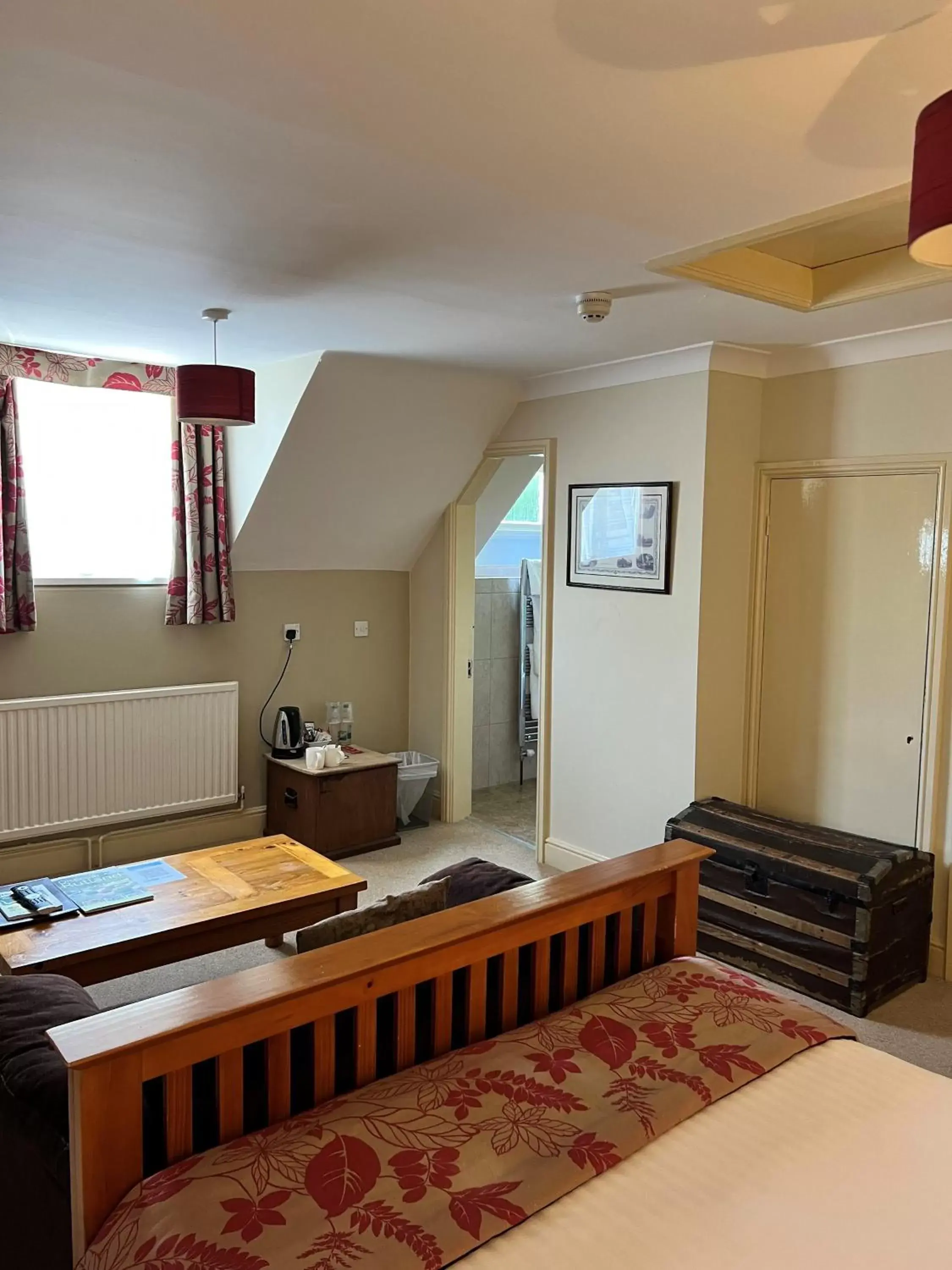 Bedroom, Kitchen/Kitchenette in The Kings Arms Inn