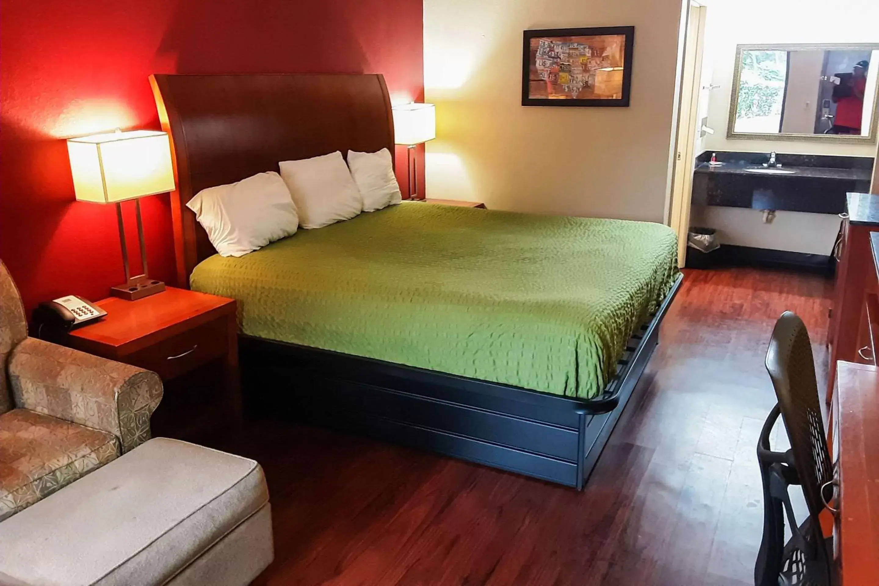 Bedroom, Bed in Econo Lodge Inn & Suites - Griffin