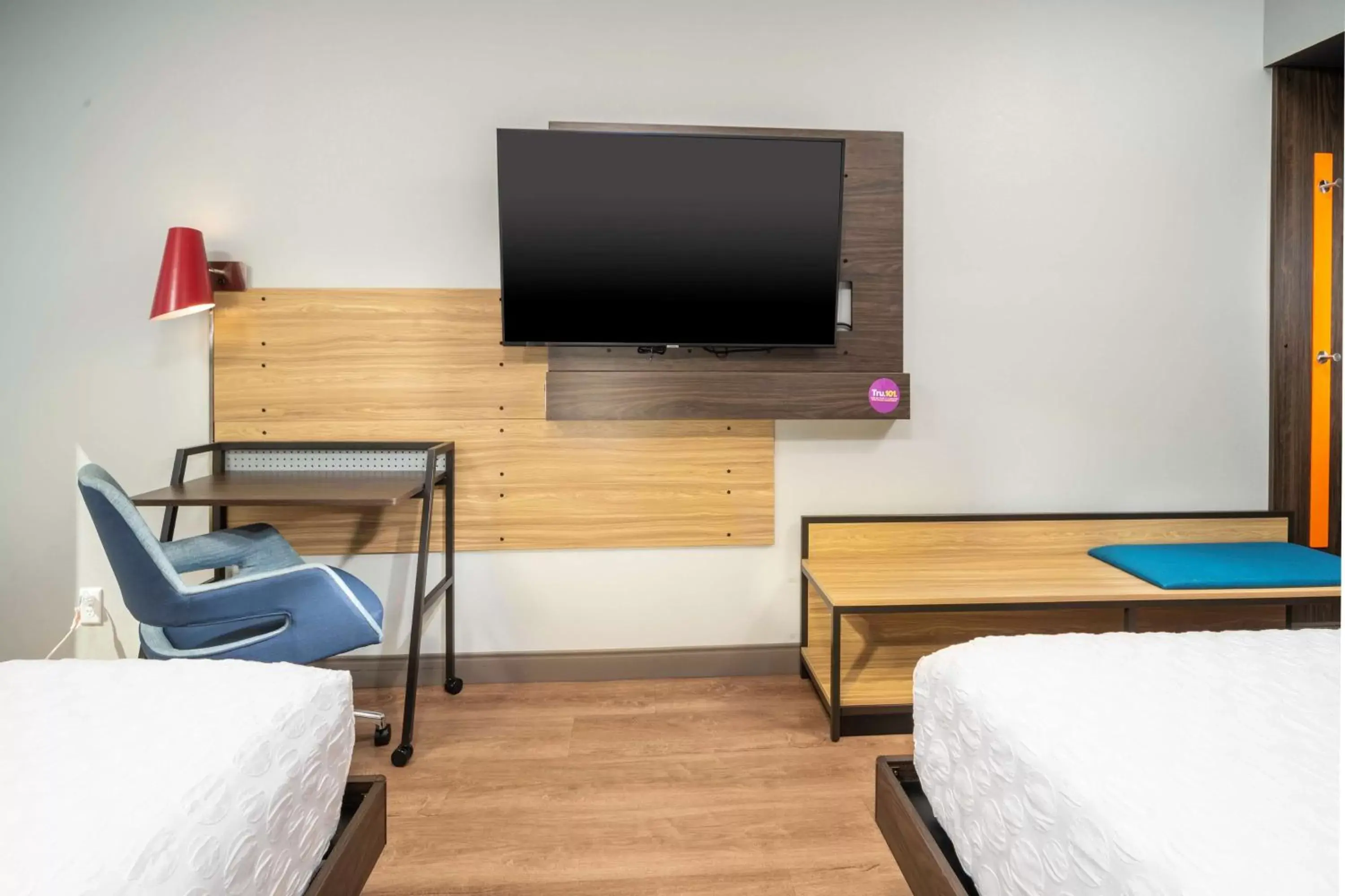 Bedroom, TV/Entertainment Center in Tru By Hilton Minneapolis Mall of America