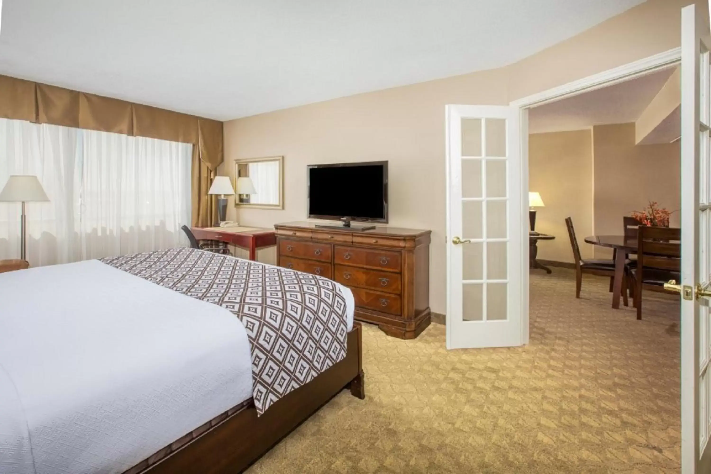 Bedroom, TV/Entertainment Center in Wyndham Houston near NRG Park - Medical Center