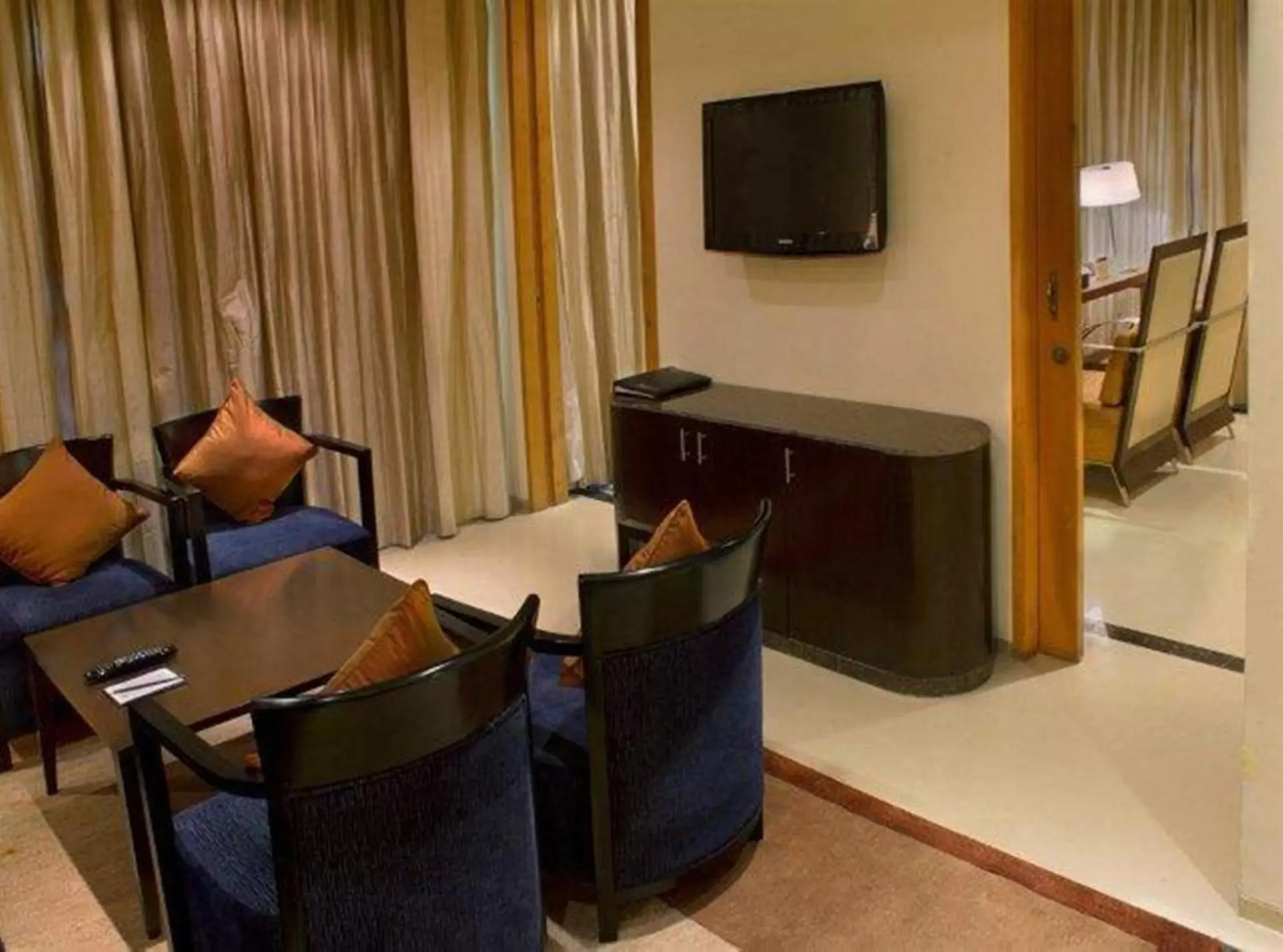 Living room, TV/Entertainment Center in Radisson Blu Marina Hotel Connaught Place