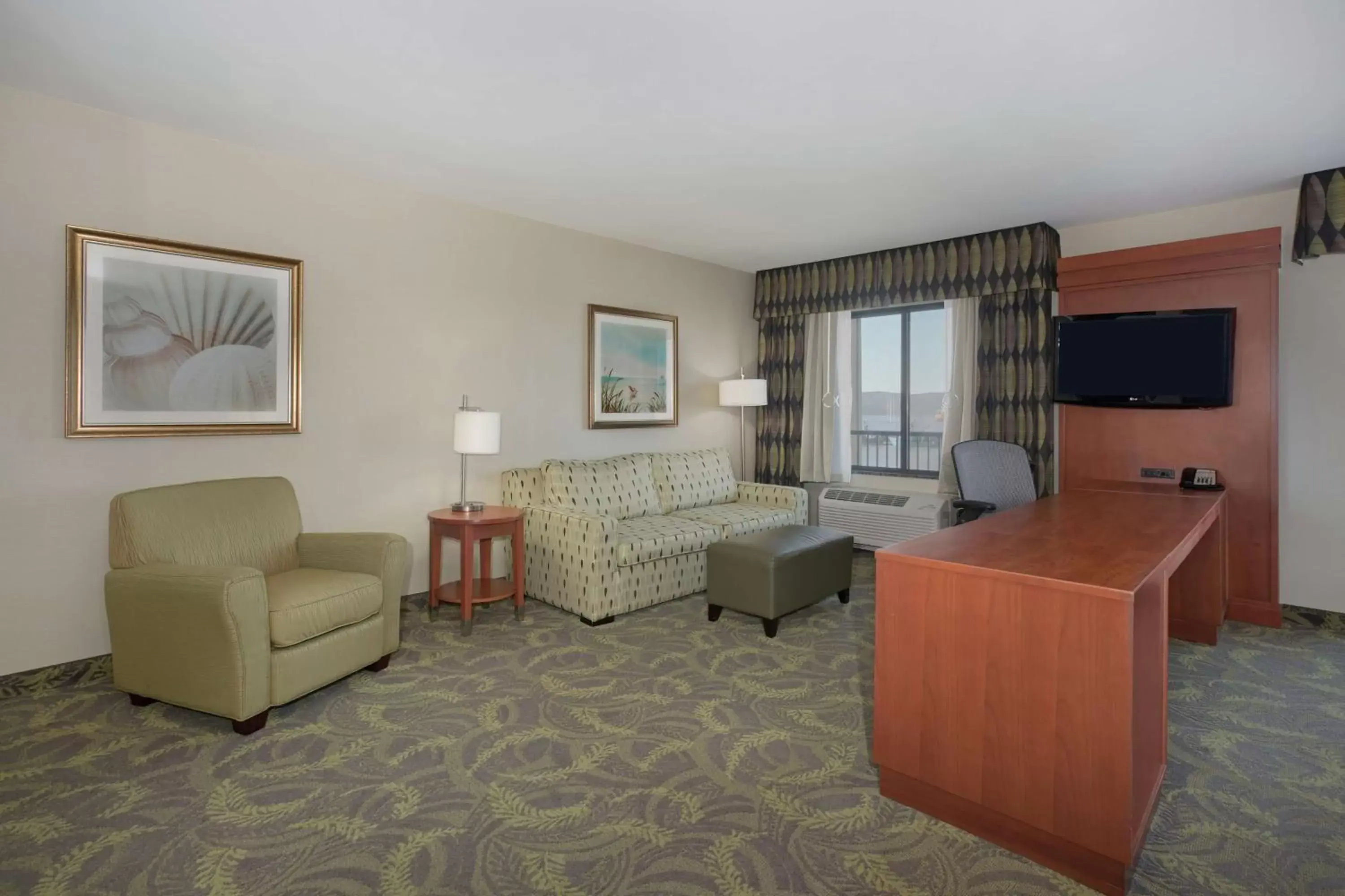 Bedroom, Seating Area in Hampton Inn & Suites Astoria