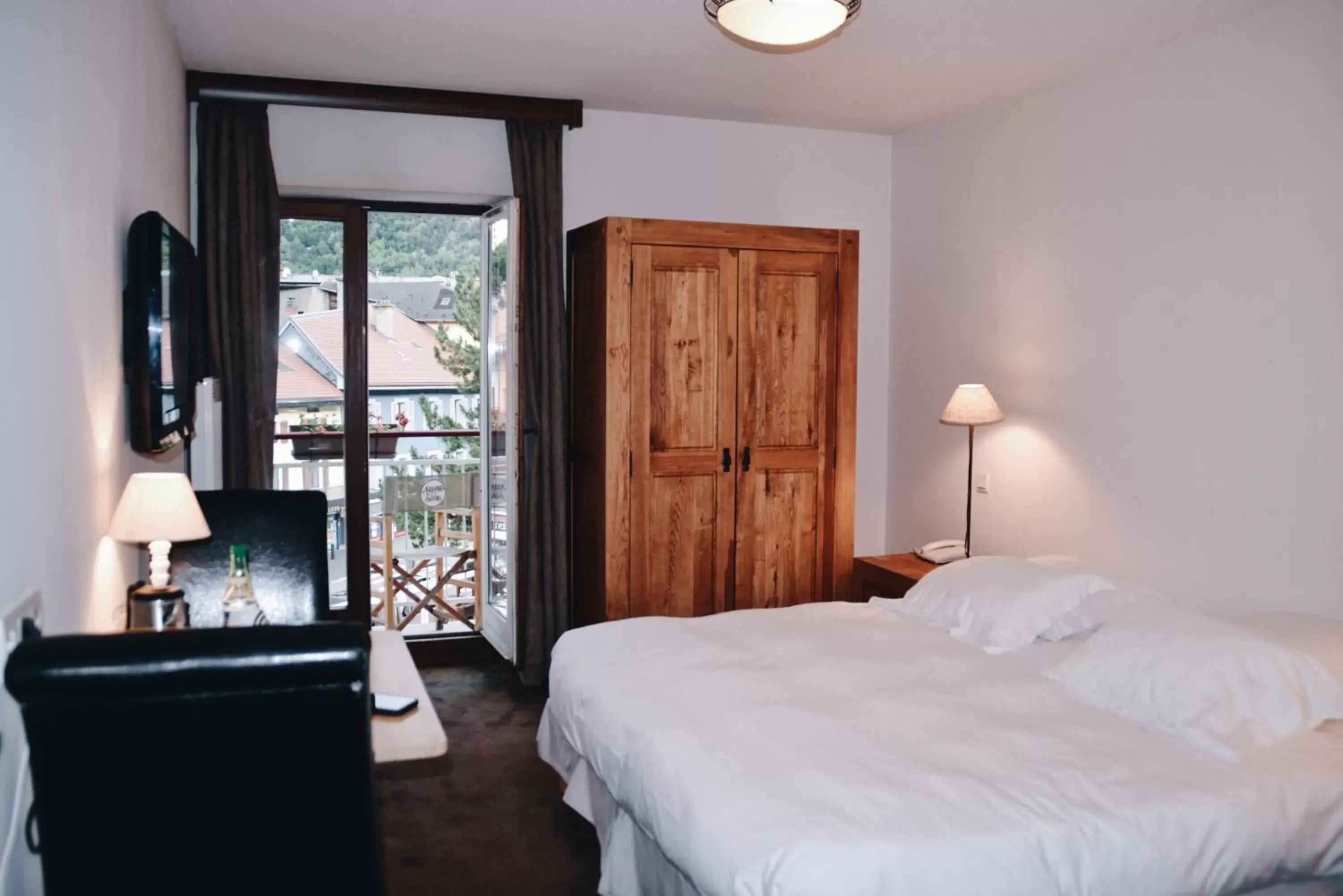 Photo of the whole room, Bed in Auberge de Savoie