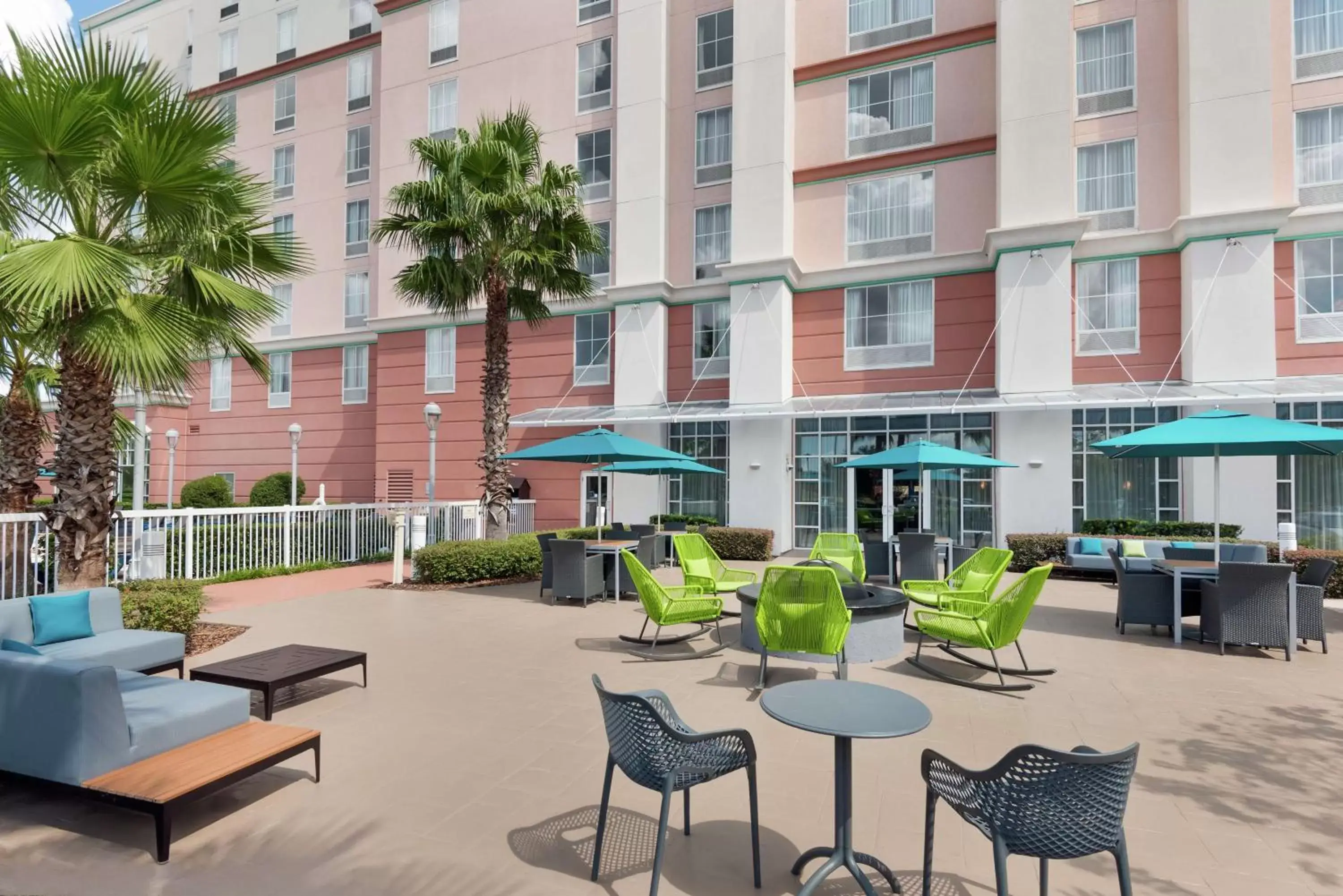 Inner courtyard view in Hampton Inn & Suites Orlando Airport at Gateway Village