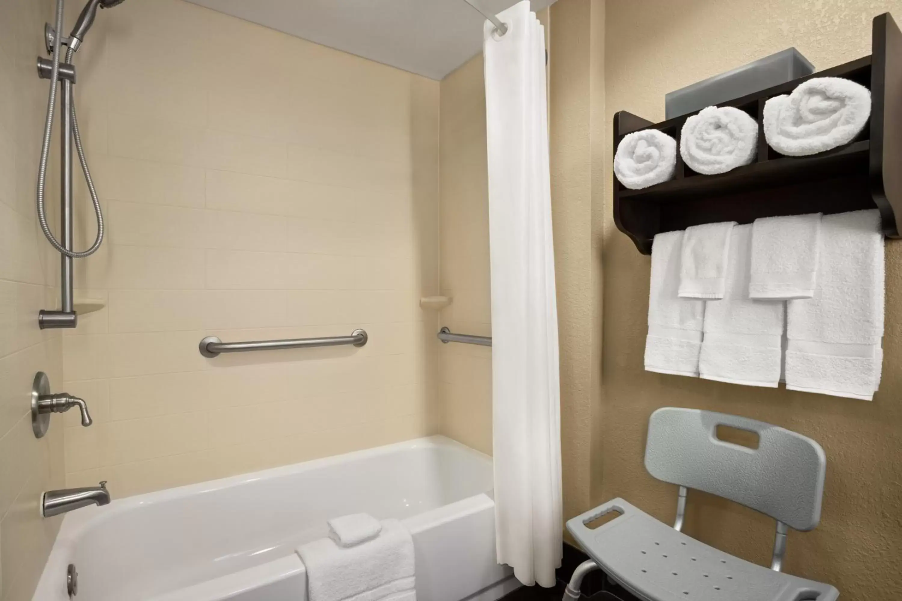 Bathroom in La Quinta Inn & Suites by Wyndham Richmond-Midlothian