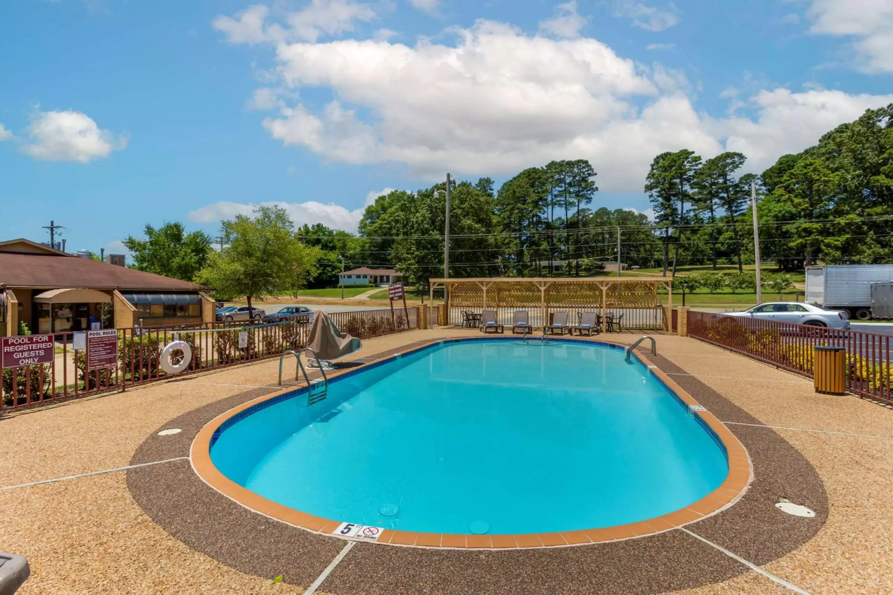 Pool view, Swimming Pool in Best Western Benton Inn