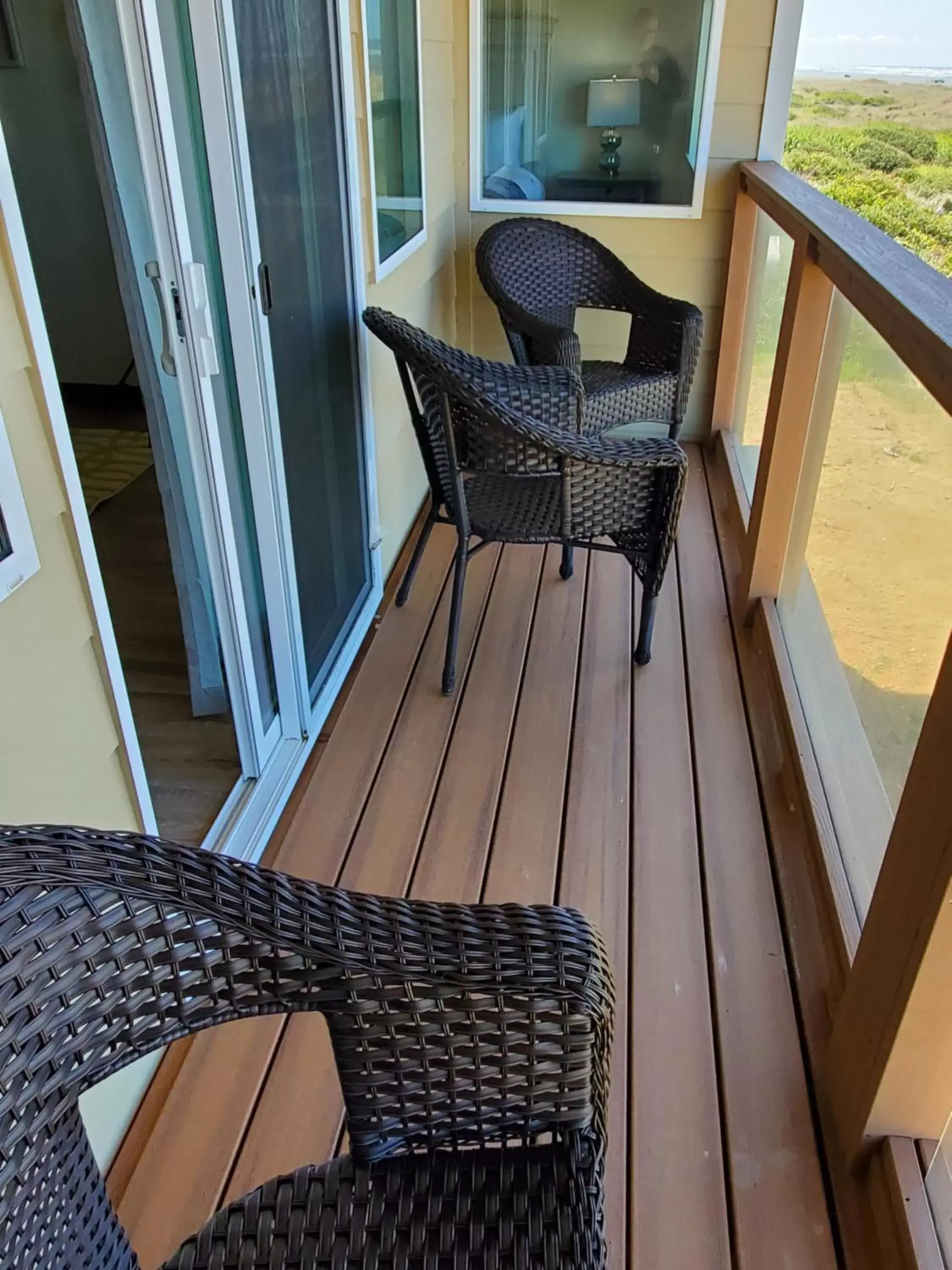 Patio, Balcony/Terrace in Moonstone Beach Motel