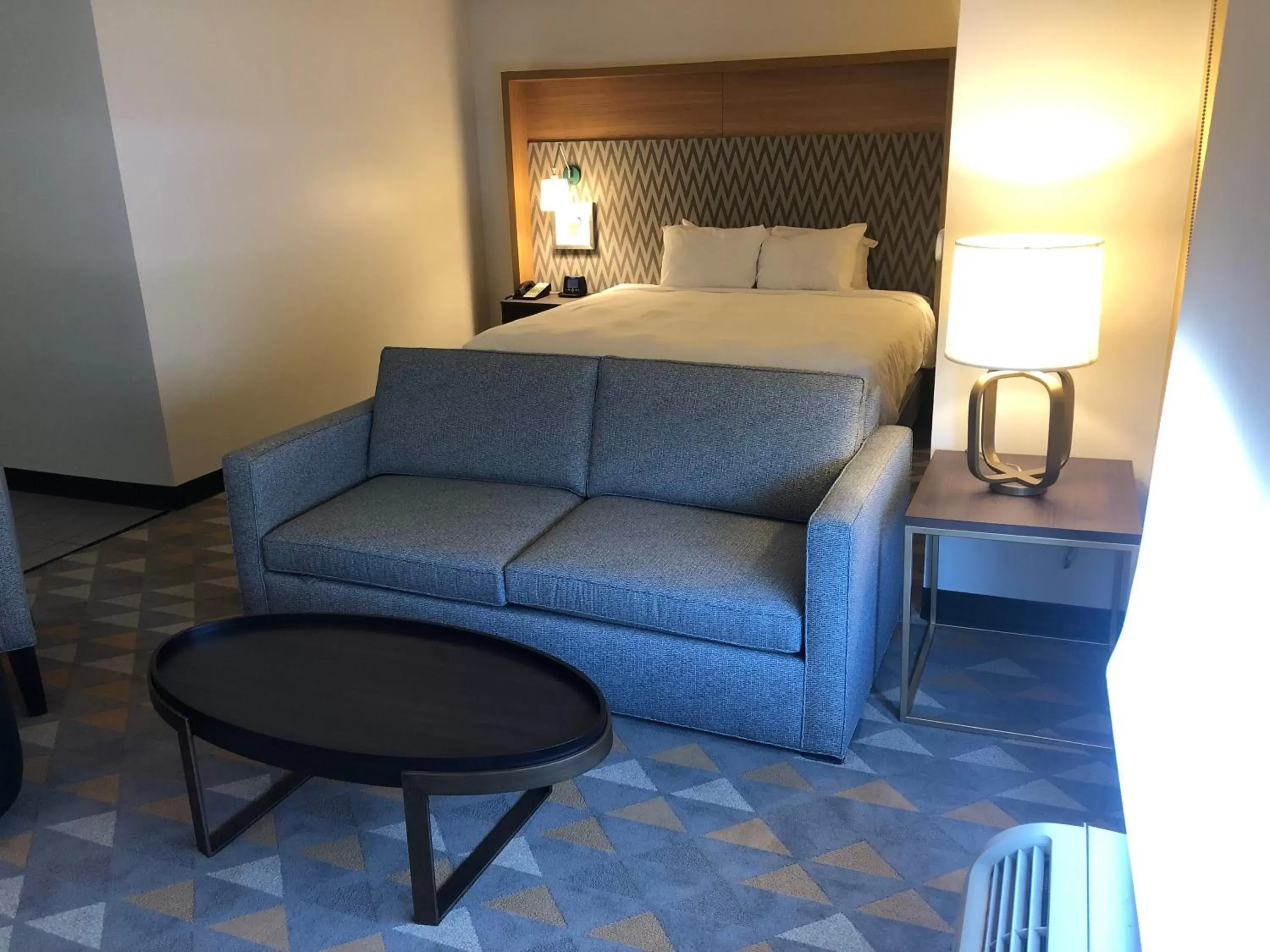 Photo of the whole room, Seating Area in Holiday Inn Cleveland, an IHG Hotel