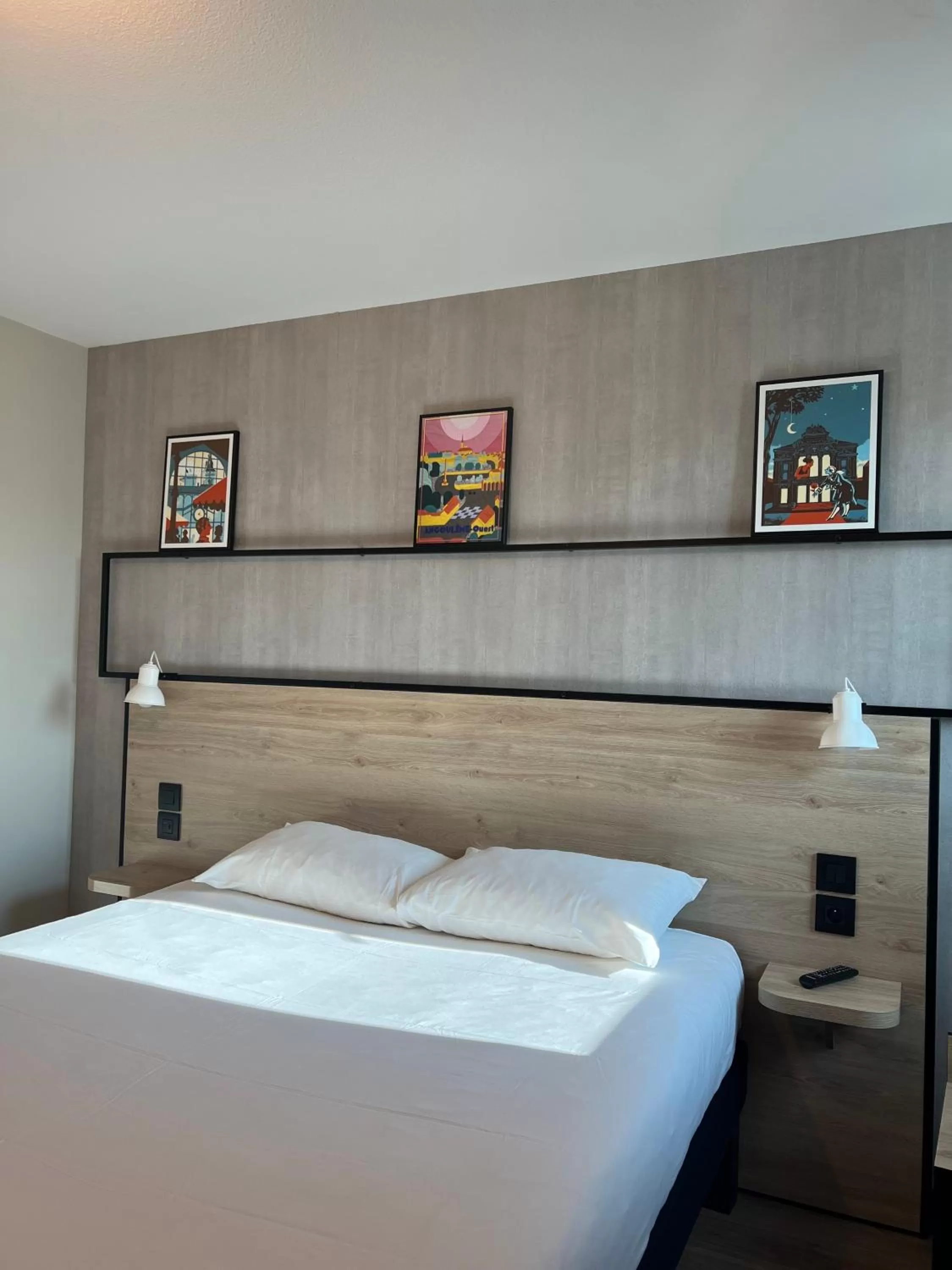 Bed in Ibis Angoulême Nord