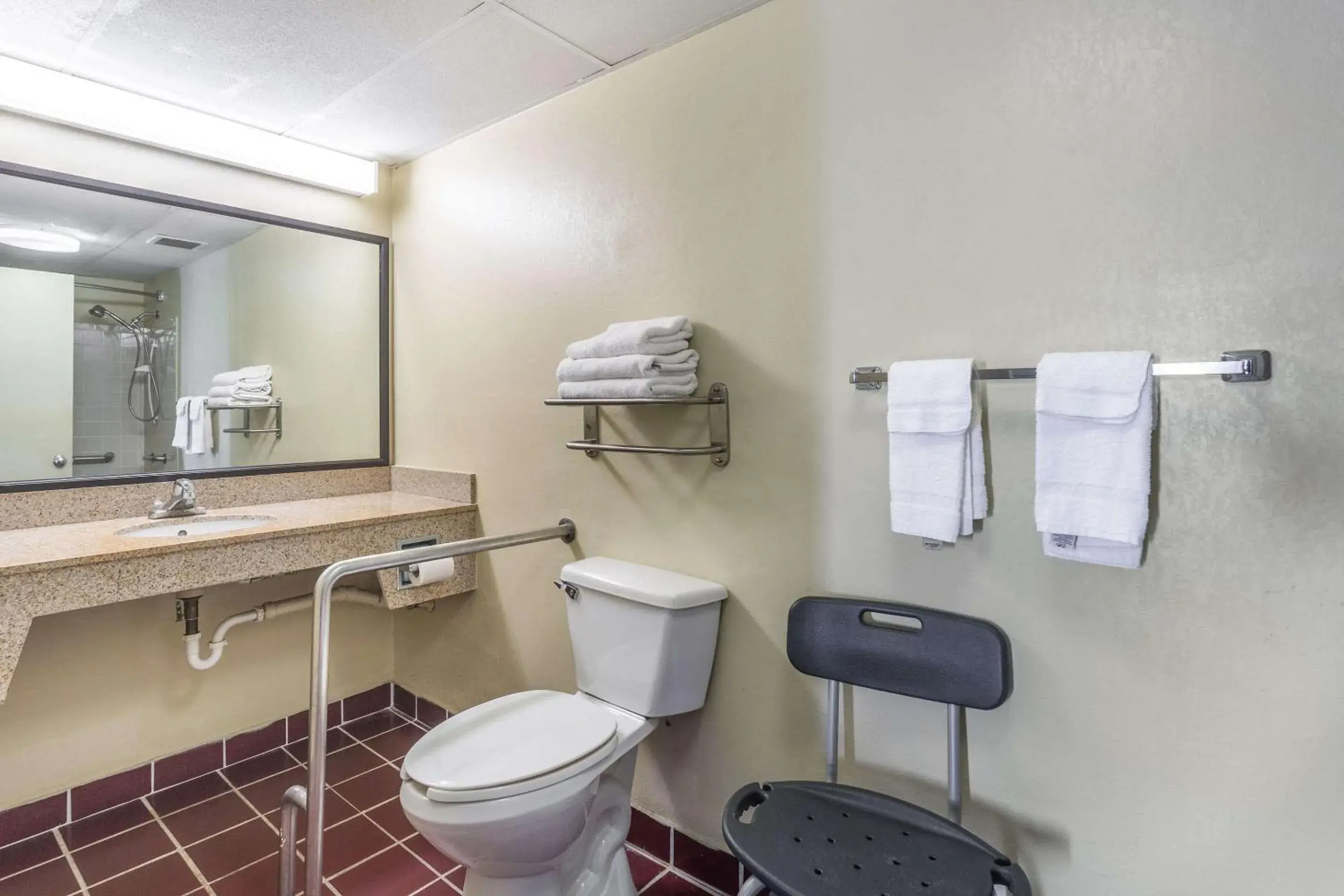 Bathroom in Econo Lodge & Suites Clarksville