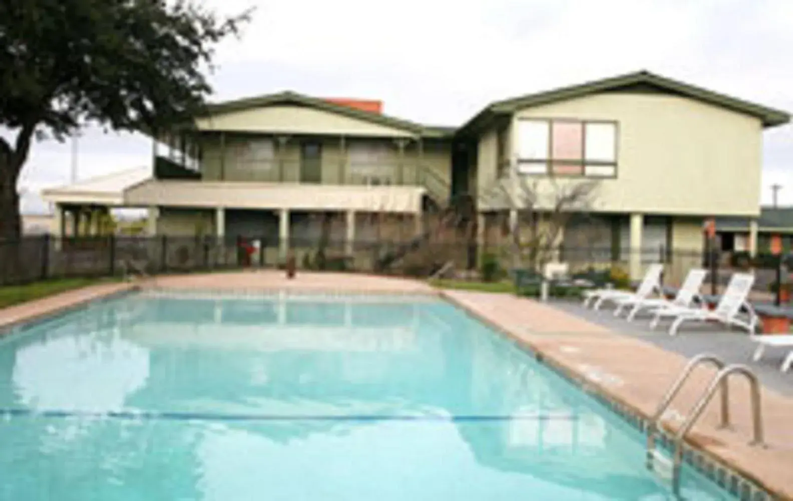 Swimming pool, Property Building in Econo Lodge Inn & Suites