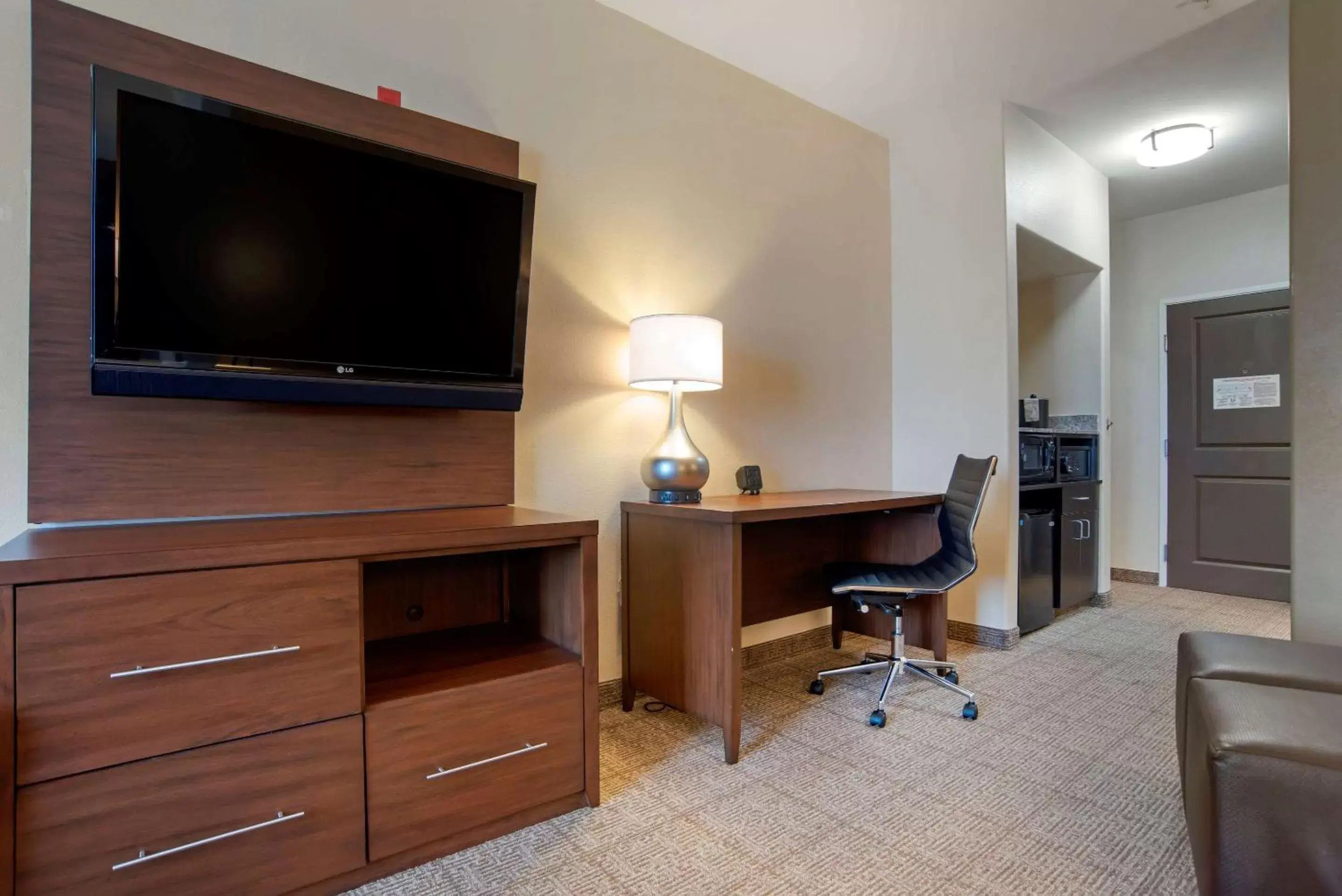Photo of the whole room, TV/Entertainment Center in Comfort Suites Alexandria