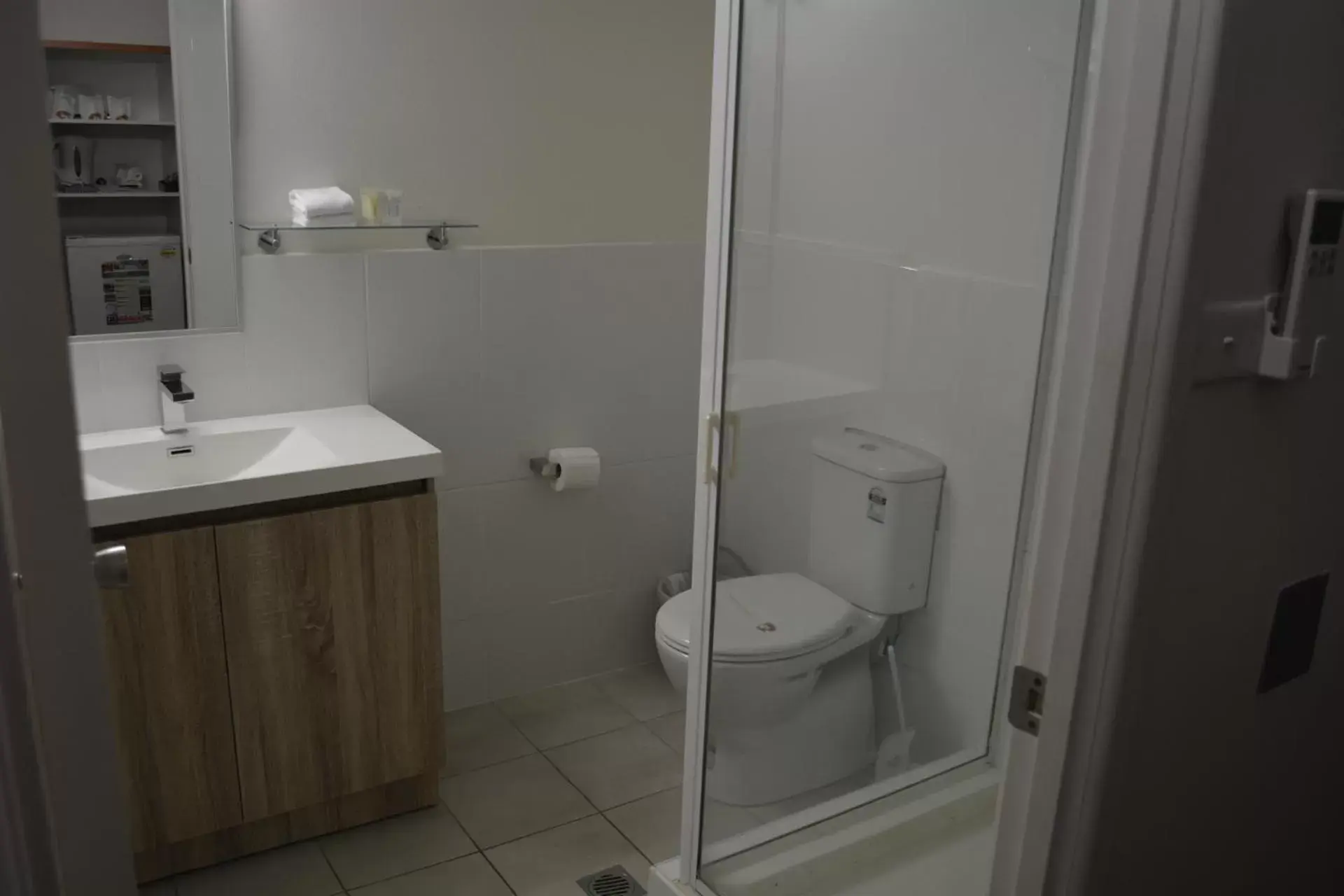 Bathroom in Hampton Villa Motel