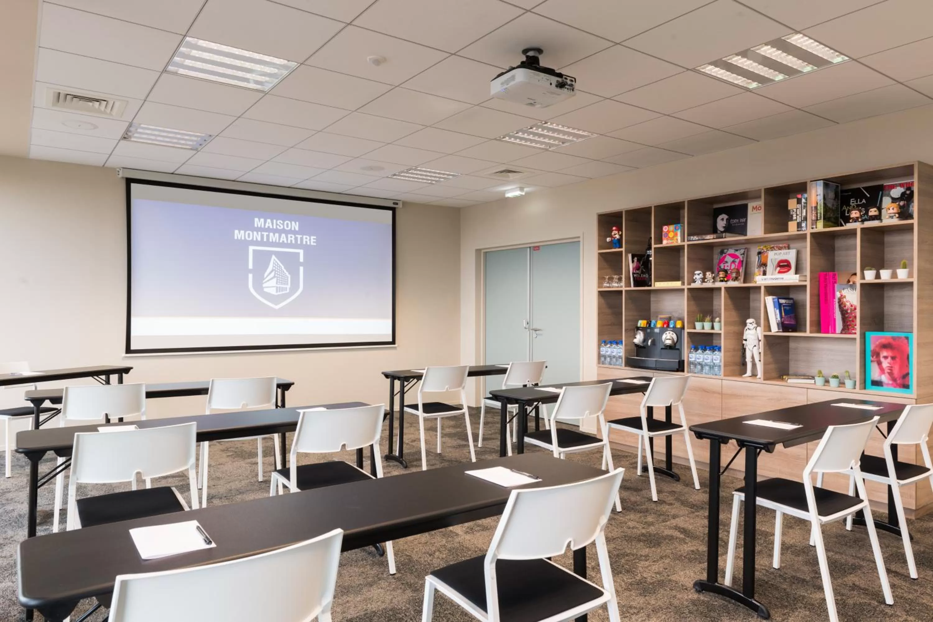 Business facilities in The Originals Boutique, Hôtel Maison Montmartre Paris Les Puces