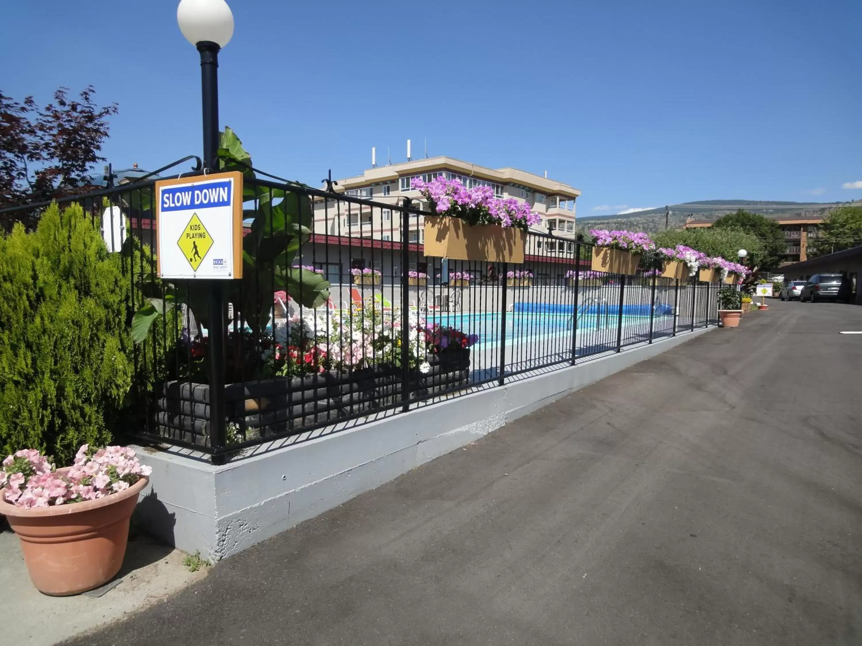 Facade/entrance in Apple Tree Inn