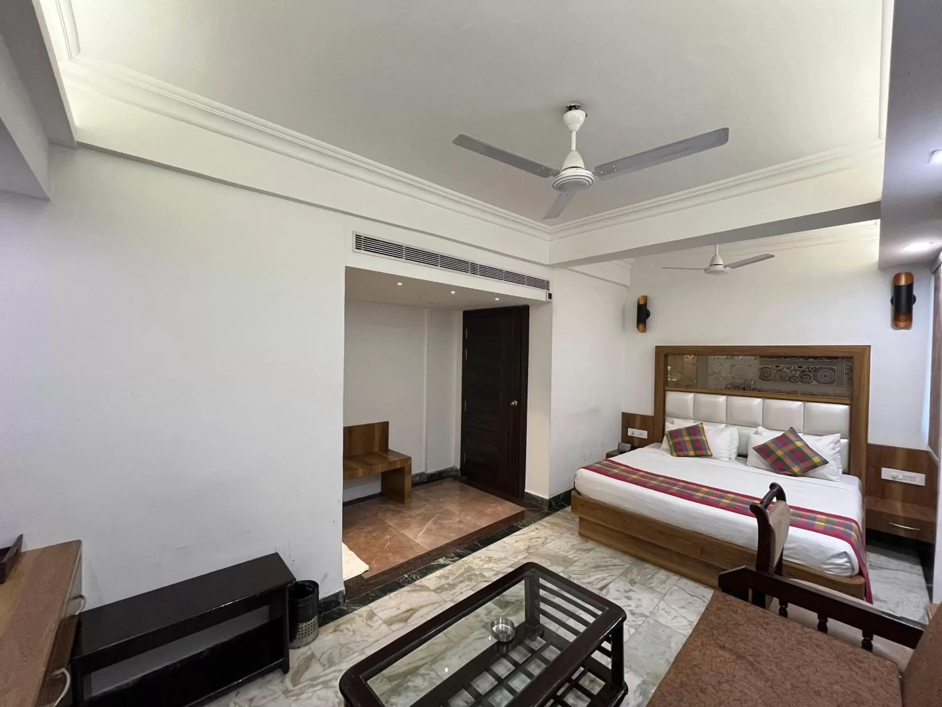 Large Double or Twin Room - single occupancy in Hotel Moti Palace Large Double or Twin Room - single occupancy in Hotel Moti Palace