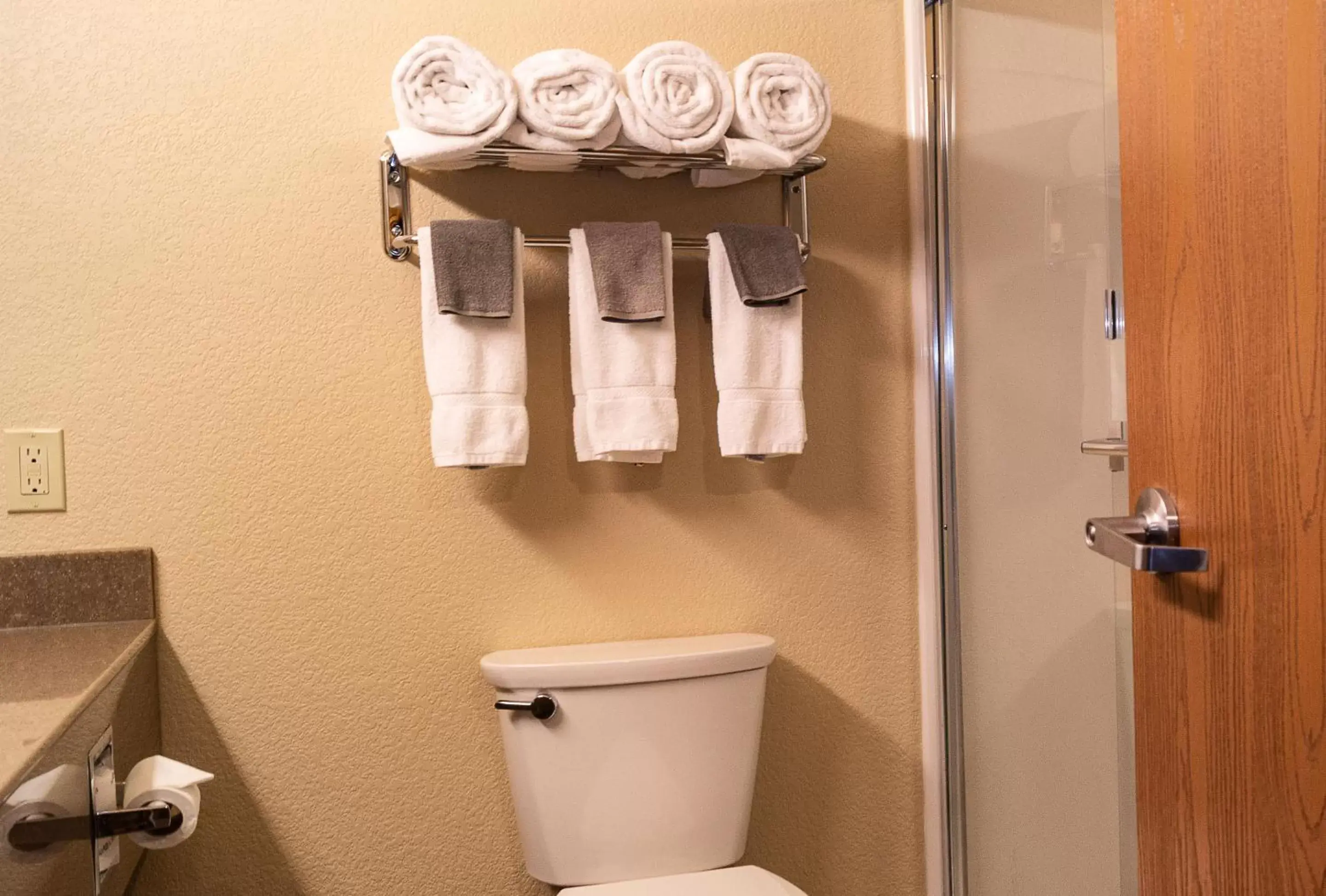 Bathroom in Newcastle Lodge & Convention Center