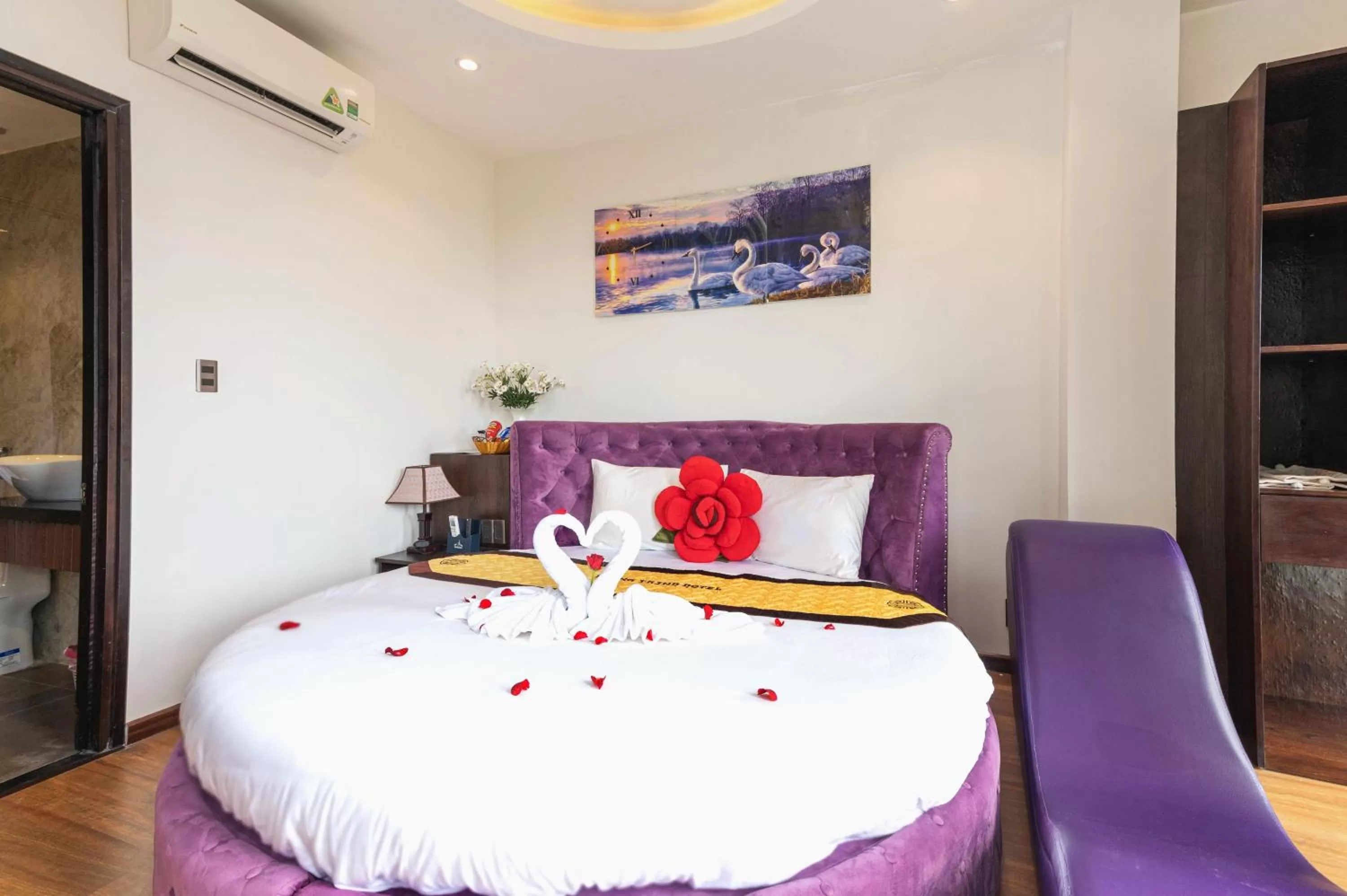 Bedroom, Bed in Hoang Trinh Hotel