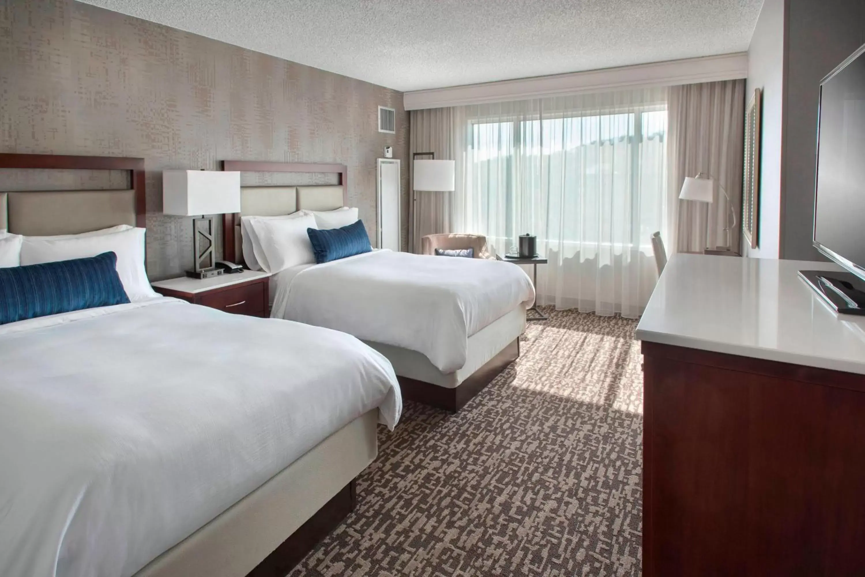 Photo of the whole room, Bed in Marriott Philadelphia West