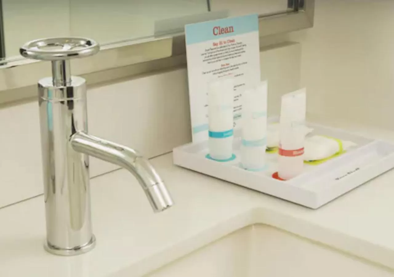 Bathroom in Radisson Hotel Detroit Metro Airport