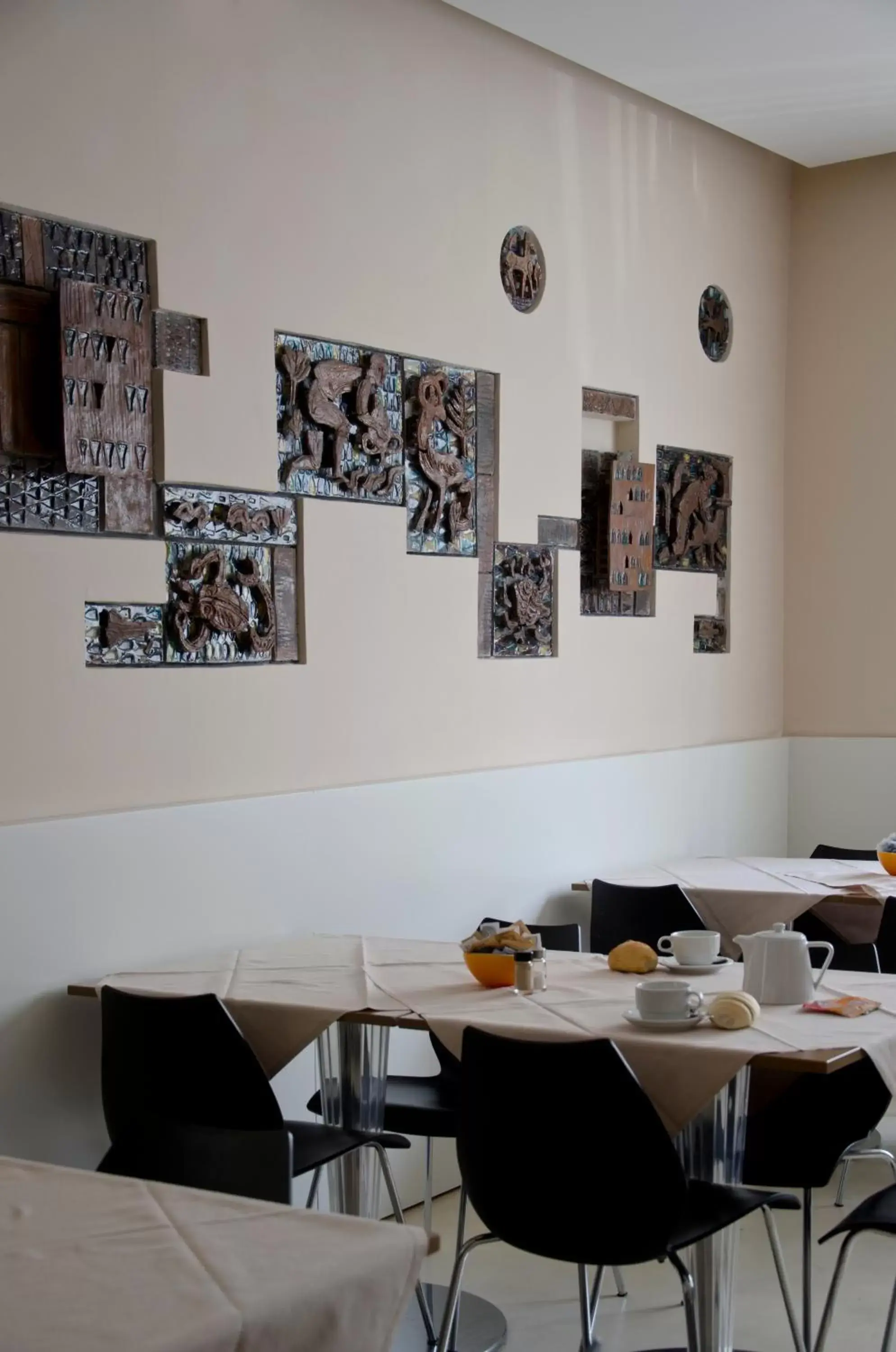 Restaurant/places to eat in Key Hotel Restaurant/places to eat in Key Hotel