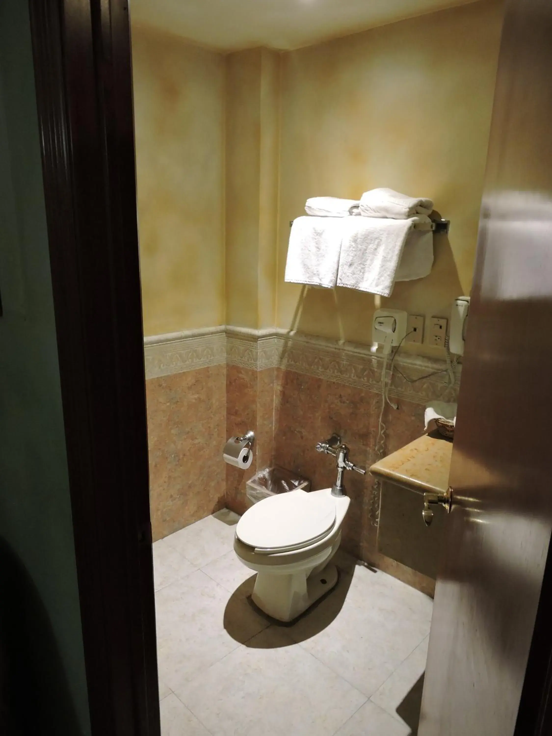 Toilet, Bathroom in Hotel Quinta Cesar