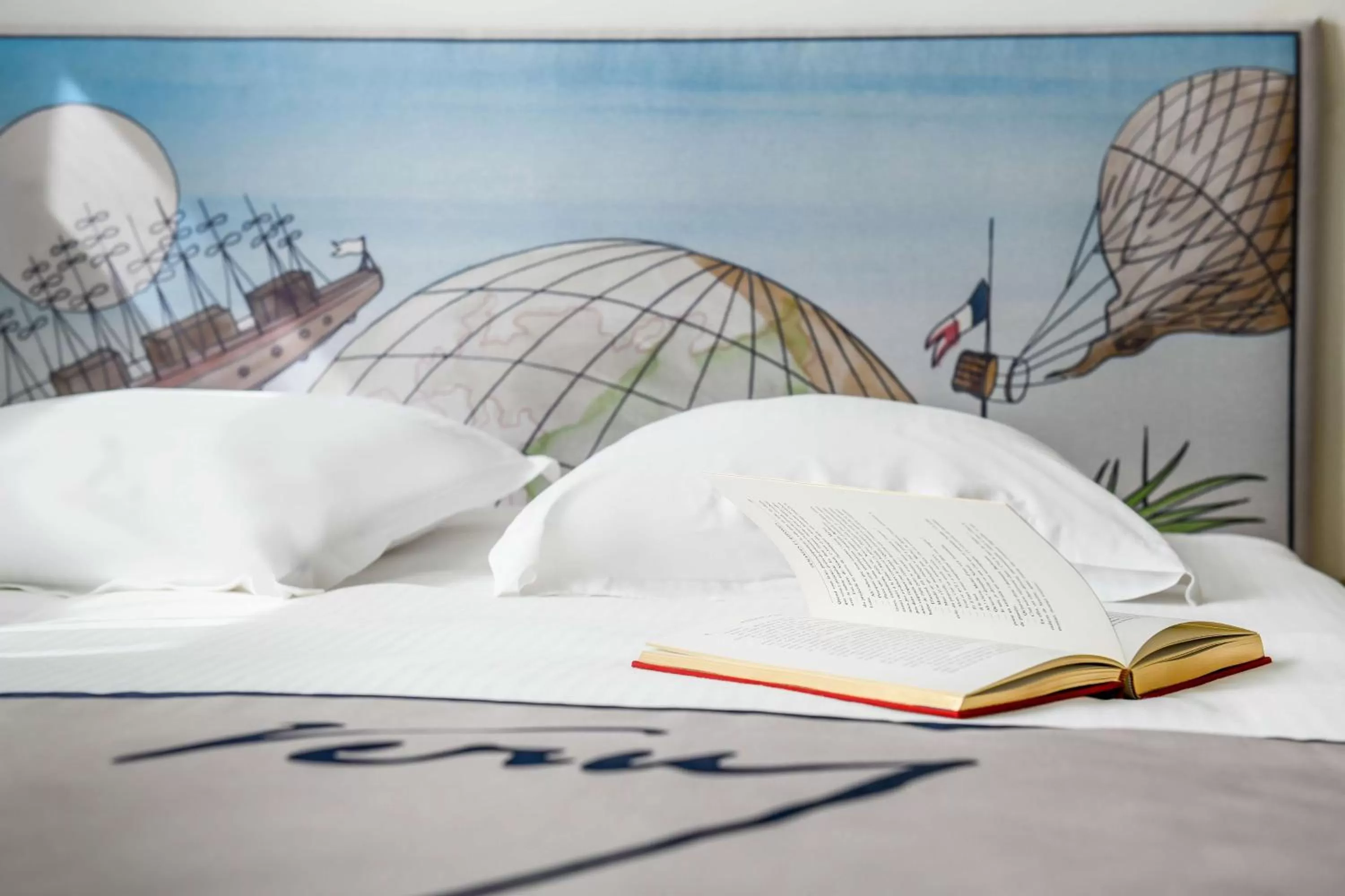 Photo of the whole room, Bed in Hôtel Jules Verne Biarritz